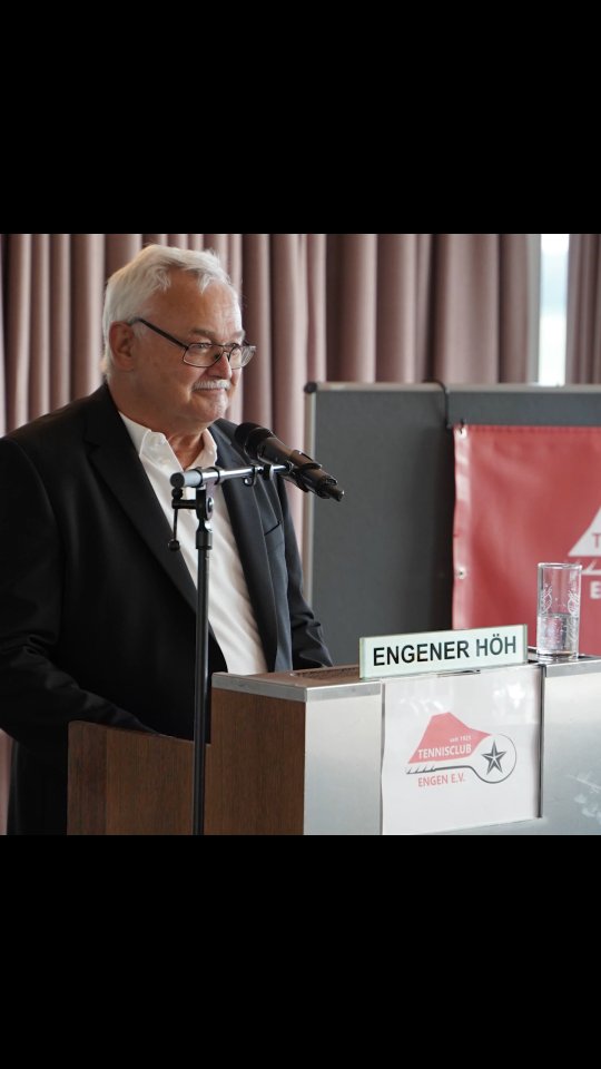 🎾 100 Jahre Tennisclub Engen 1925 e.V. – Ein besonderes Jubiläum! 🎉
Am vergangenen Samstag feierten wir ein Jahrhundert Vereinsgeschichte – mit Mitgliedern, Ehrenmitgliedern, Vertretern des Badischen Tennisverbands, Bürgermeister Frank Harsch und der lokalen Presse. 🏛️
In der traumhaften Kulisse des Hotels Engener Höh mit Blick auf Engen, den Hohenhewen und den Hegau kamen rund 70 Gäste zusammen, um auf eine bewegte Geschichte zurückzublicken. 🎂
Mit musikalischer Begleitung von Pirmin Wäldin, spannenden Anekdoten aus der Vereinsgeschichte, emotionalen Reden und der Ehrung verdienter Mitglieder war der Abend ein voller Erfolg. 💬🎶🏅
Wir danken allen, die diesen Abend so besonders gemacht haben – auf die nächsten 100 Jahre! 🥂🎾