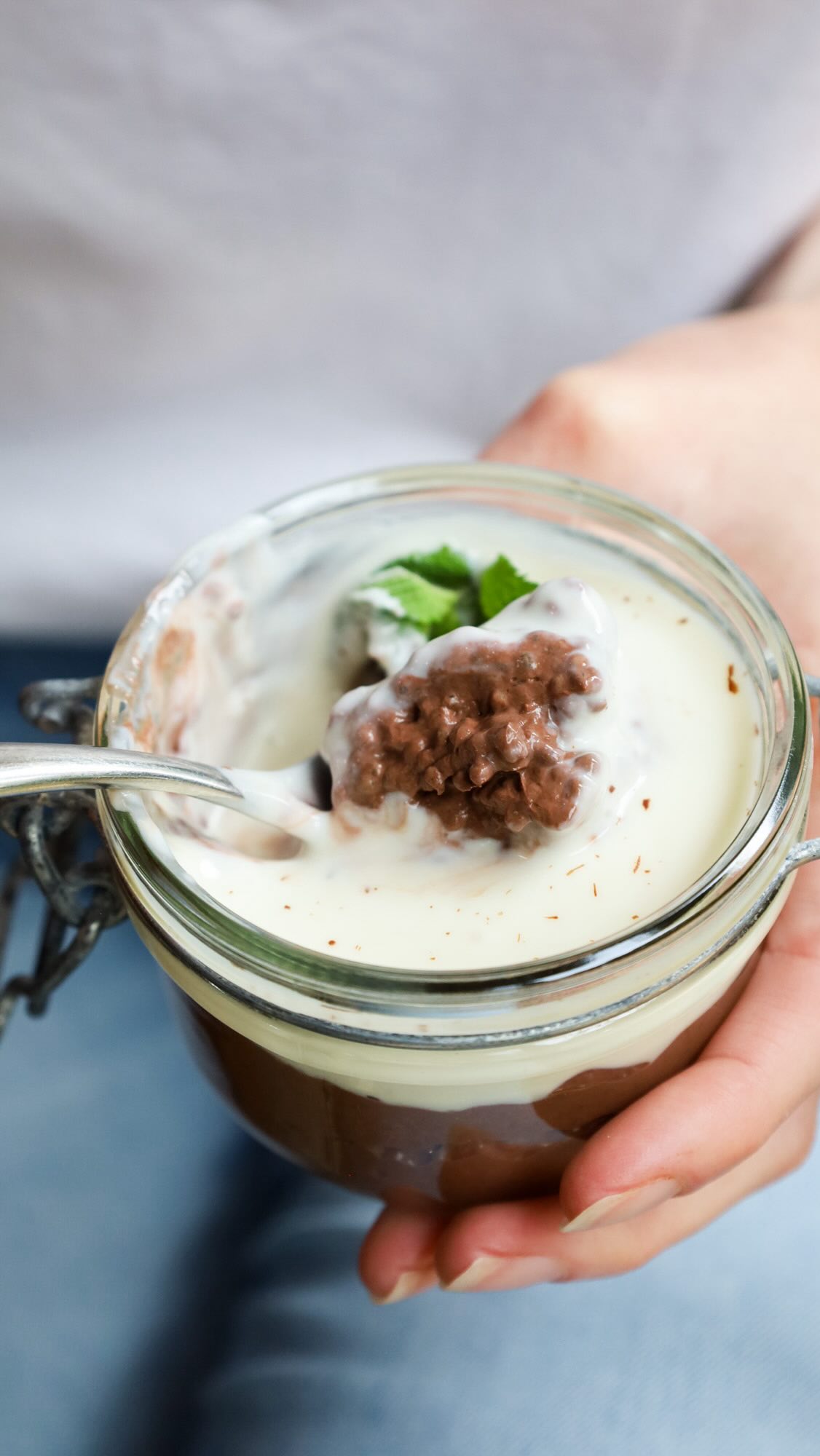 Mint Choc Chia Pudding
Inspired by After Eight Chocolate thins which my Gran always had in her cupboard. Occasionally we would each sneak a piece when no-one else was around.
Using these flavours to make this healthy chia pudding.
Head over to my blog for the full recipe 🫶
#dessertforbreakfast #chiaseeds #chia #chiapudding #gesundeernährung