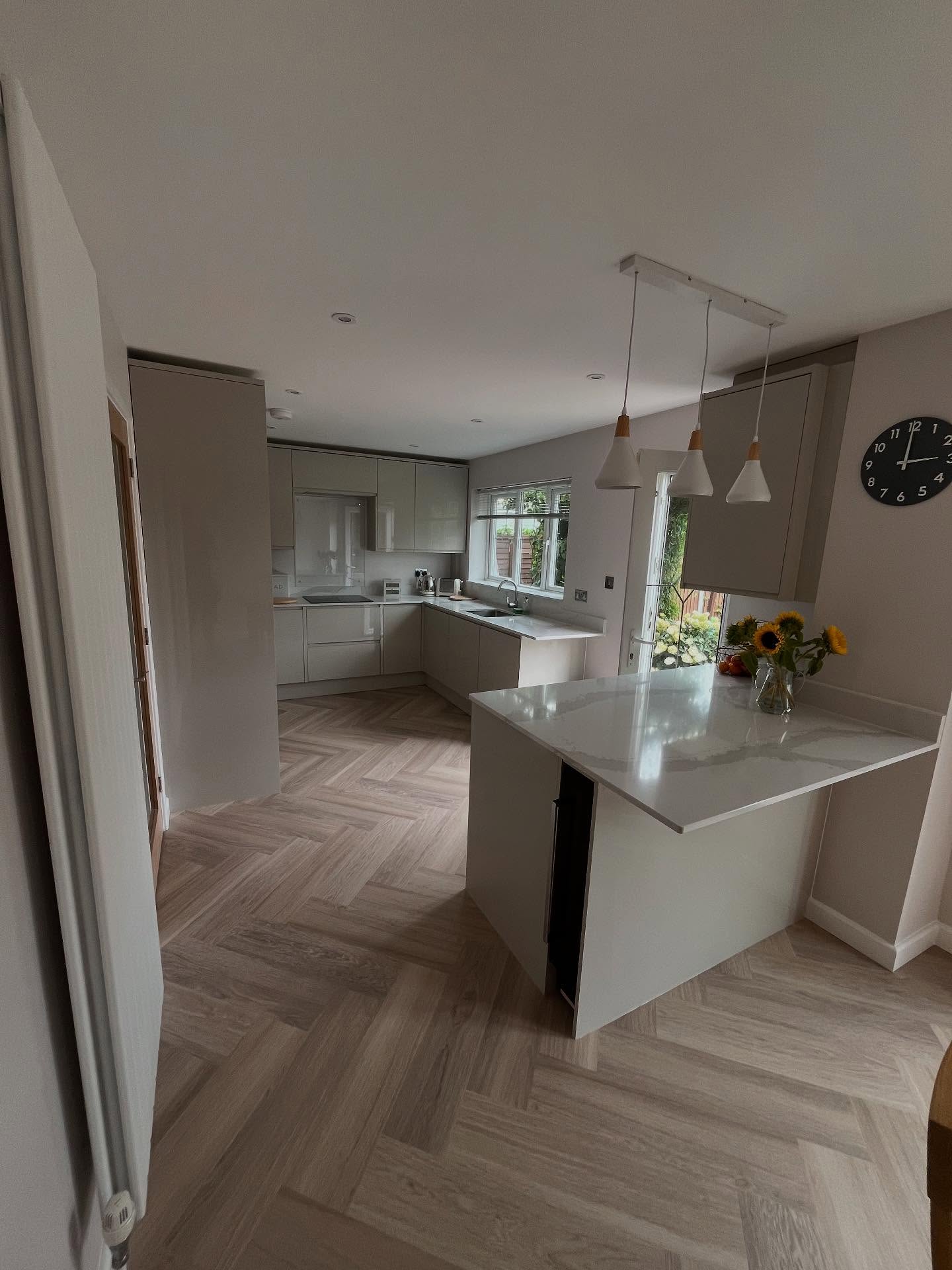 This project included removing a dividing wall and doorway to open up the kitchen and dining room space. @howdensjoinery kitchen and quartz worktops really helped transform the space and increase the storage too.