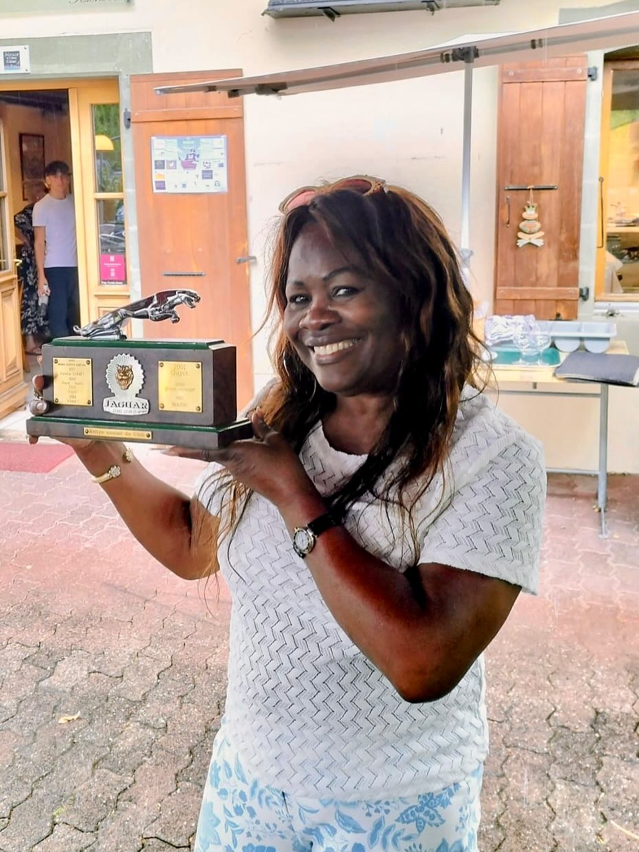 🥇L’équipage Panthères-Lions a fait rugir les moteurs… et rire les copilotes !
Aujourd’hui, j’ai participé au mythique rallye du Jaguar Club Genève, en mode British chic 🏁…Avec Mango mon copilote canin, très concentré (surtout sur les croissants à l’arrivée 🥐🐶).
Victoire à la clé, bonne humeur en prime, et un soupçon d’humour british pour relever le tout 🏆🇬🇧
#EspritRallye #LeadershipPartagé #ClassicCars #jaguar #rallyedespantheres #RallyePantheresEt Lions #jaguarclub