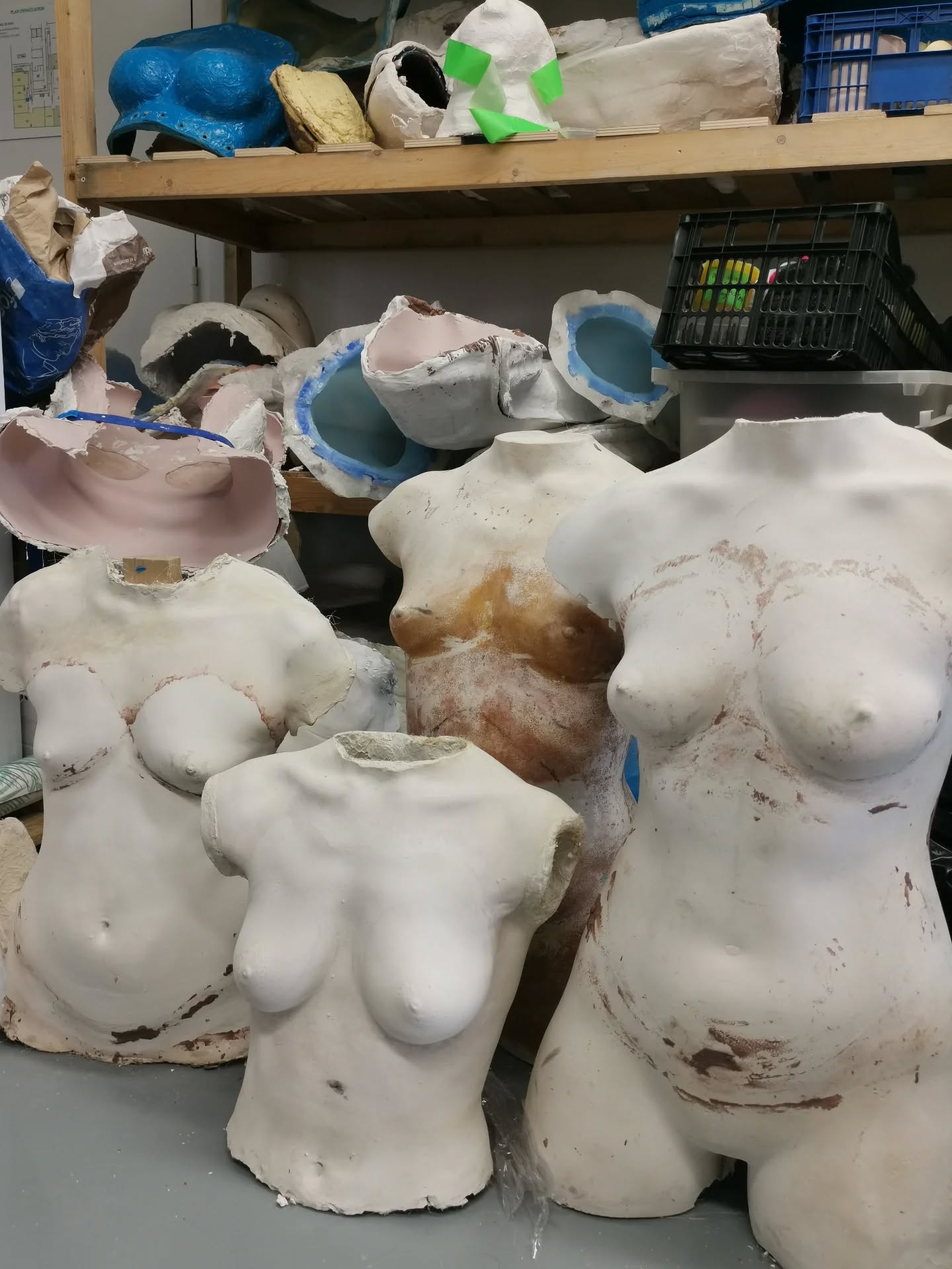 Random photos of what the workshop looks like lately... 🤔
#cinebaby #fakebaby #siliconebaby #prosthetics #props #makeupartist #sfx #spfx #sfxmakeup #sfxartist #fake #workshop #effetsspeciaux #mua #cinema #molds #weird