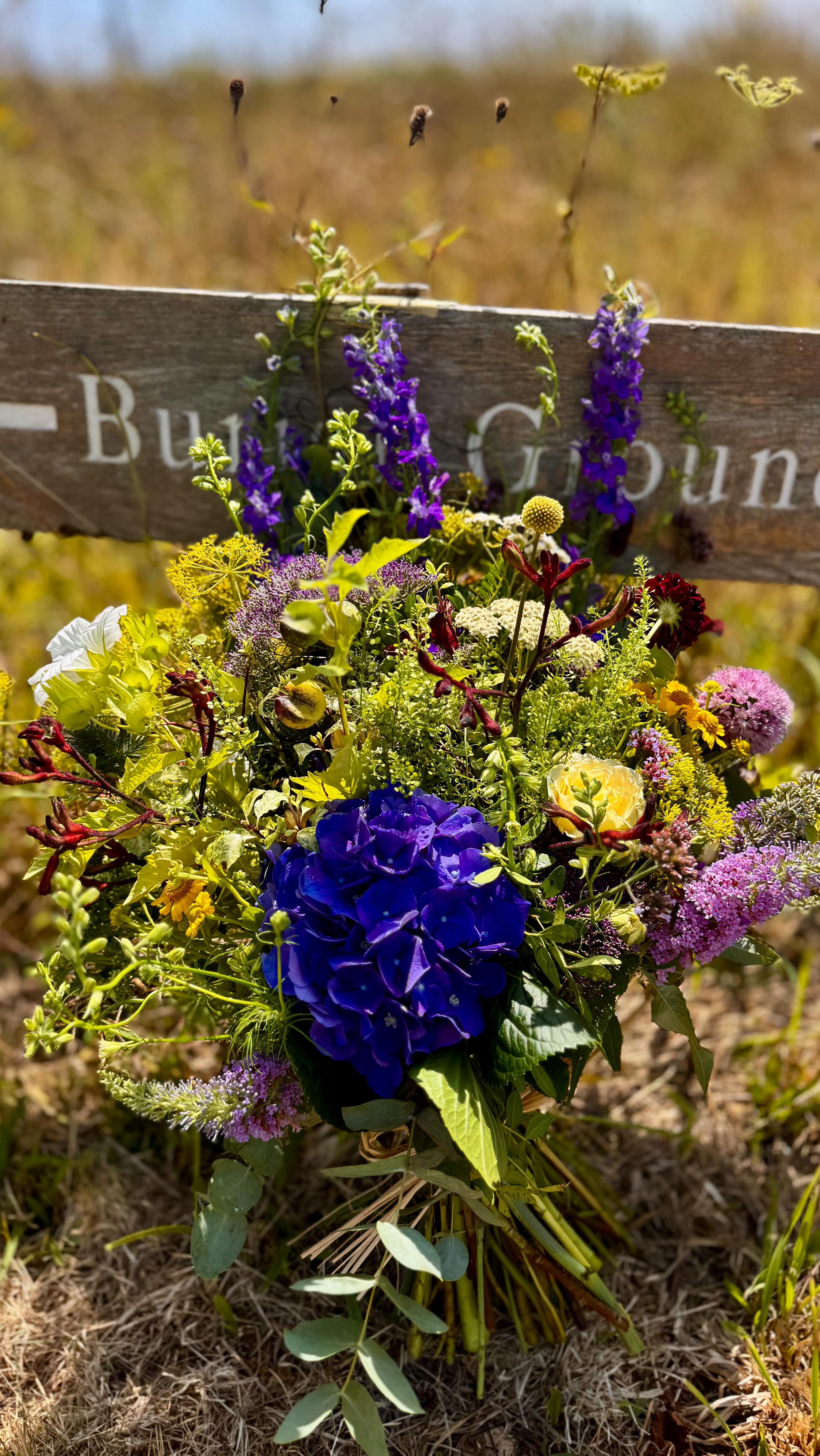 A first for @beardedflorista and @the_green_funeral_company - A coffin made with mushrooms đ by @loopbiotech
Cemetery: Sharpham Meadow Natural Burial Site
Click their links to read more about this new eco friendly coffin and the process of making and post use.
#totnesflorist #devonflorist #funeralflowers #funeral #mycelium