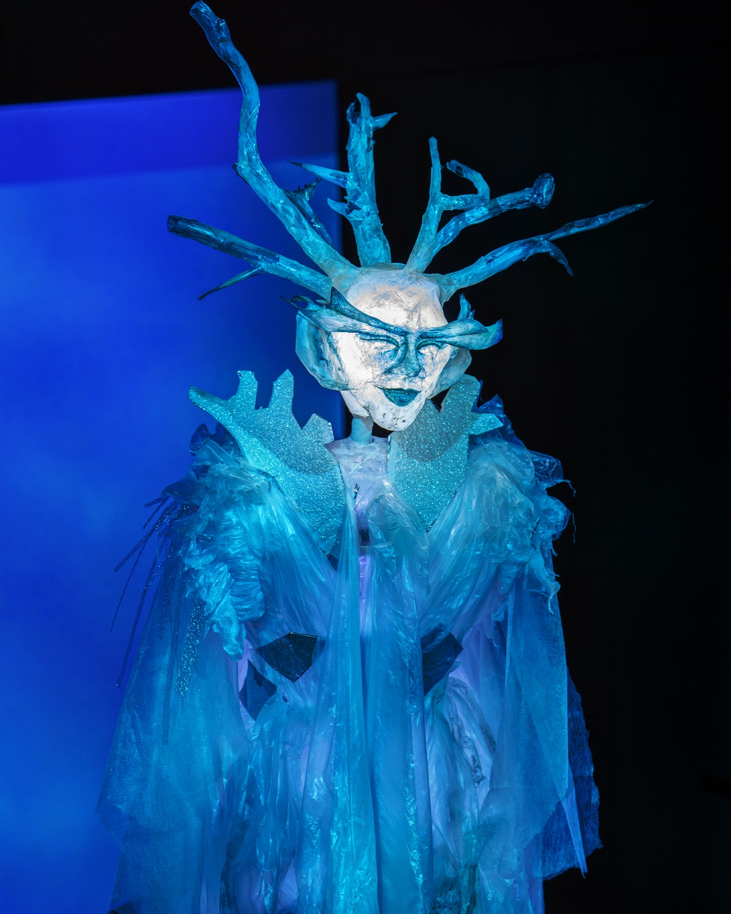 FROM PAGE TO STAGE: Designing the White Witch for Overheard in a Towerblock, written by @josephcoelhoauthor.
An otherworldly figure described as “ethereal” and full of light, the White Witch appears as Seb sinks into the Pen Ponds in Richmond Park—a moment of emotional intensity and transformation. With upturned roots for hair and an inner glow that shines through her translucent form, she embodies brightness at the climax of Seb’s tumultuous journey of self discovery.
Co-designed by myself @buddyollie and Daniel Southwell.
Puppet made and constructed by the design team at @littleangeltheatre
Production photos by @elliekurttzphoto
#puppetmaking #puppet #puppets #puppetry #puppettheatre #puppetdesign #puppeteofinstagram #whitewitch