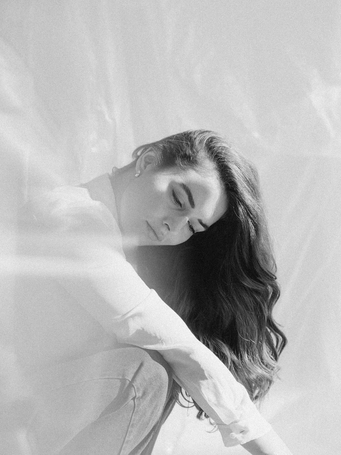 Ein neuer Blogartikel ist online.
👇🏻
“Mutterschaft ohne Applaus”
Zwischen Burn-out und Bore-out. Zwischen Chaos im Außen und Stillstand im Innen. Zwischen „funktionieren“ und fast verschwinden.
Weil wir gelernt haben, durchzuziehen, statt innezuhalten. Ein Versuch, Worte für etwas zu finden, das so viele von uns kennen – aber selten aussprechen.
Den ganzen Text findest du jetzt auf meinem Blog. Link in Bio.
Fotos: @ninariehl.photography
MUTTERSCHAFT
BURNOUT
BOREOUT
CHAOS
STILLSTAND
FUNKTIONIEREN
#mutterschaft #blog #blogartikel #ehrlichemutterschaft #femaleperspective #mom #mentalLoad #carearbeit #unsichtbarearbeit #gefühlsarbeit