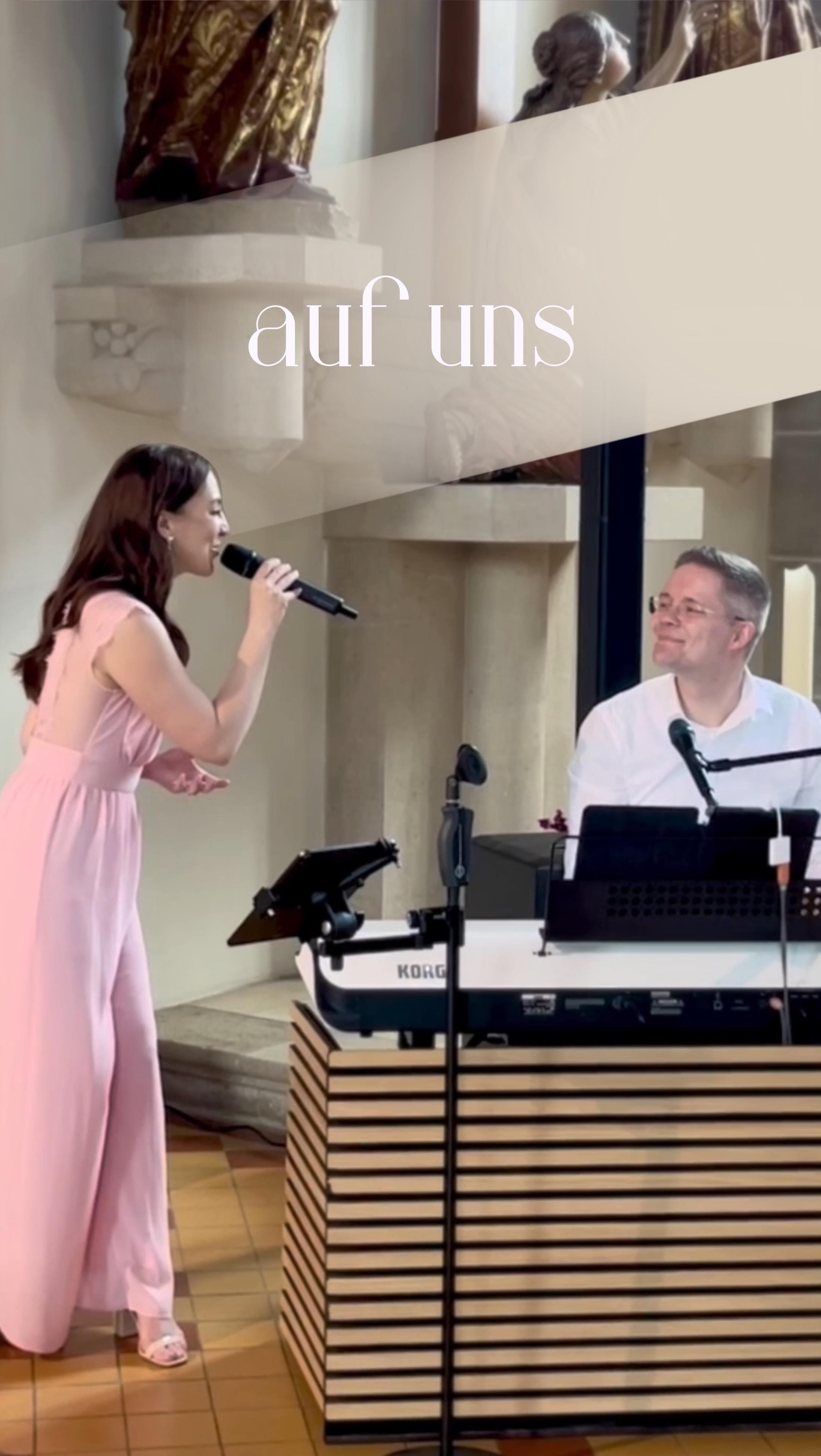 🎶 „Ein Hoch auf das, was vor uns liegt …“
Ein kleiner Mitschnitt vom Soundcheck – „Auf uns“ in einer ruhigeren Akustikversion.
Ein Lied, das durch seinen Text Verbindung schafft und so auch sehr schön zu einer Trauung passt!Vielleicht ja auch eine Inspiration für eure Liedauswahl? 💍✨
#trauung #livegesang #hochzeit2025 #rebeccasammet #akustikversion #aufuns #hochzeitsmusik #sängerinfürtrauung
