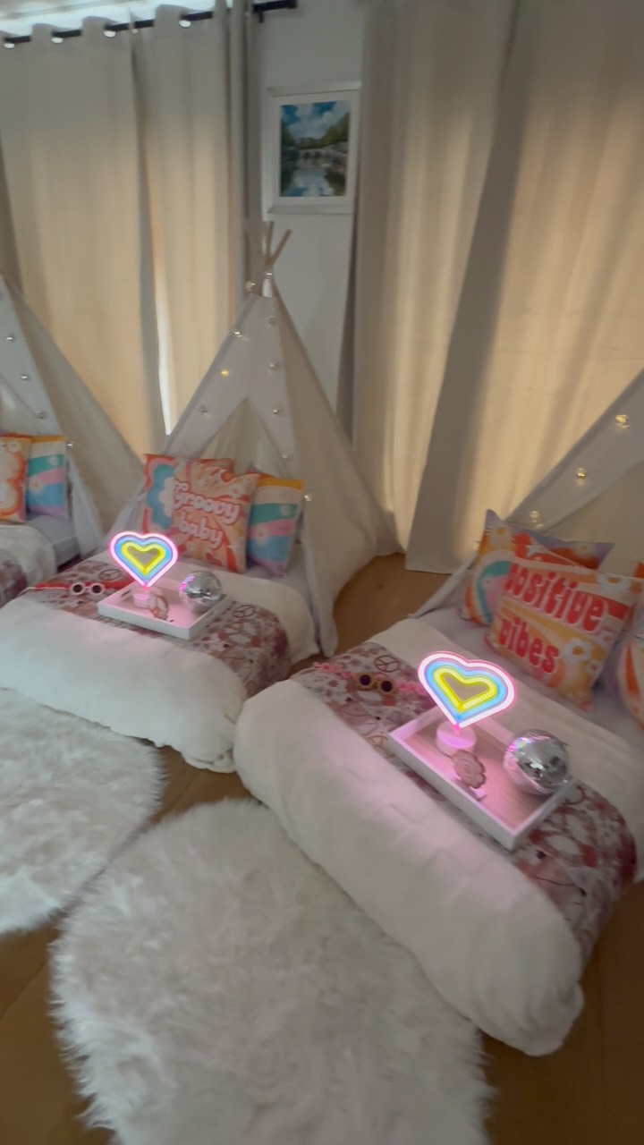 Some of our favorite sleepover setups ✨
Simple, cozy, and always a hit with the kids. From soft lights to comfy bedding, each setup is made with care to help create fun memories (and hopefully a good night’s sleep too).
#MiniMunchkinsNL #SleepoverSetup #TeepeeParty #KidsPartyRental
Which one is your favorite?