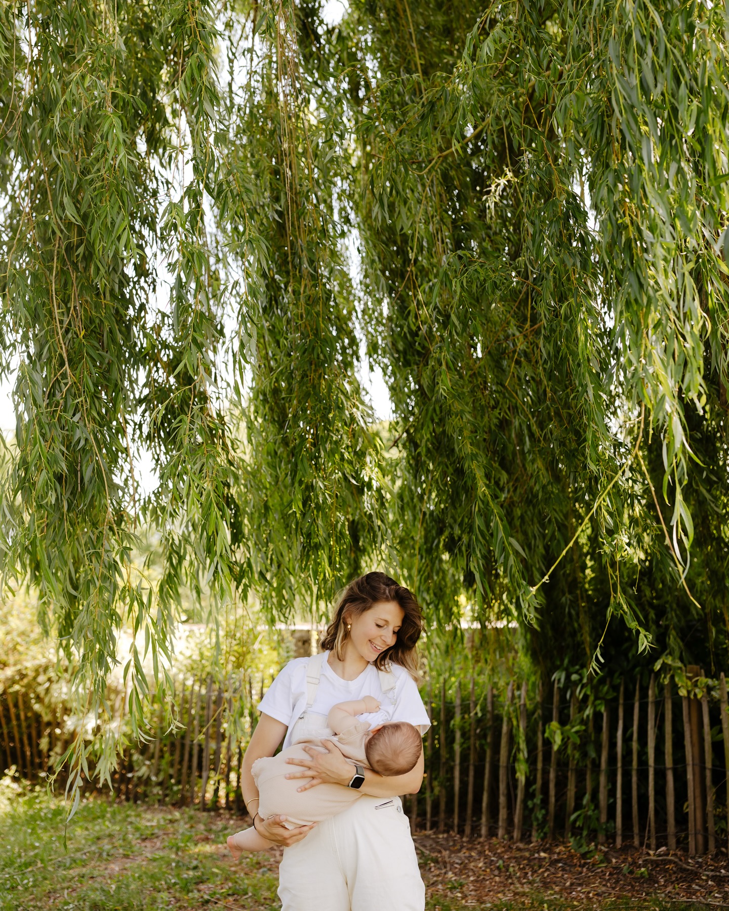 🤔 Pourquoi les photographes ne livrent pas leurs photos brutes ? 🤔
Cette question fait souvent grincer les dents des photographes ! Je t’explique pourquoi 👇🏻
• Déjà, qu’est-ce qu’on appelle une photo « brute » ?
C’est une photo qui sort directement du boîtier sans avoir subit aucun traitement. En gros, c’est à peu près ce que tout le monde fait quand ils prennent des photos (les non-photographes 🙅🏻♀️)
En tant que photographe professionnel, la démarche artistique ne s’arrête pas à la simple prise de vue. Elle se poursuit et se finie inévitablement par la retouche de chaque photographie ! On va y ajouter un traitement qui représente ce qu’on appelle la « patte » 🐾
Mais si, tu sais de quoi je parle ! Ce truc qui fait que, quand tu regardes le travail de quelqu’un, tu sais que ça vient de lui sans même avoir lu la description !
Et tu vois, quand tu demandes à avoir les photos brutes, c’est comme si tu demandais à ton boulanger une baguette, mais pas cuite 🤨
Pour ne pas en arriver là, il est important de bien choisir ton photographe avec un style de retouche que tu aimes 💛
Et en photographie, c’est un peu comme en peinture, il existe de nombreux styles : fine art, moody, classique, tons plus chauds ou froids, etc.
Maintenant tu sais tout sur celui dont on ne doit pas prononcer le nom 🤫
———
#melanievauryphotographe#photographefamilleoise#photographefamillesenlis#photographefamillecompiegne#photographefamillechantilly#familyfirst#maman2025#allaitementmaternel