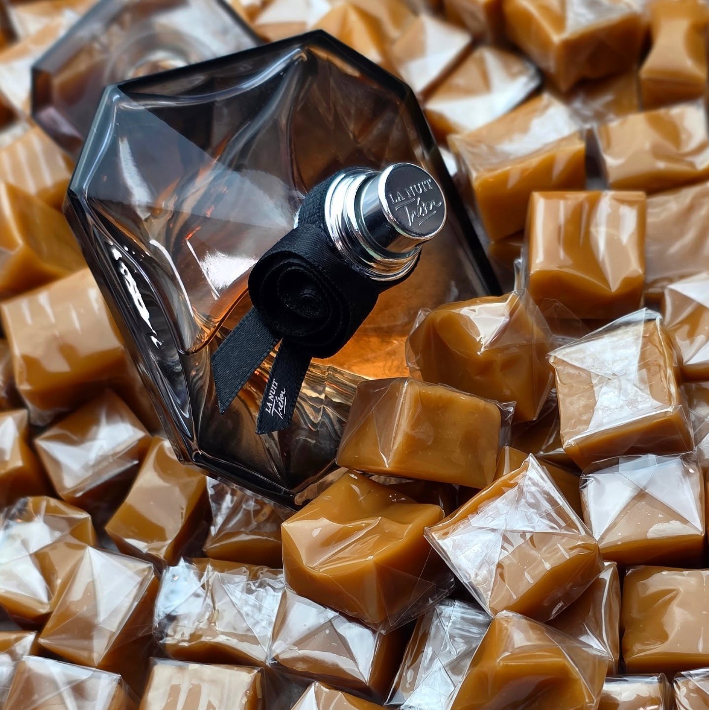 La Nuit Tresor was my first blind buy. If you want to smell sticky sweet, spray this.
.
.
.
.
.
.
.
Top notes are Pear, Tangerine and Bergamot; middle notes are Strawberry, Vanilla Orchid, Black Rose and Passionfruit; base notes are Praline, Caramel, Litchi, Vanilla, Patchouli, Incense, Coffee, Licorice, Coumarin and Papyrus.
.
.
.
.
.
.
.
#perfume #perfumecollection #designerperfume