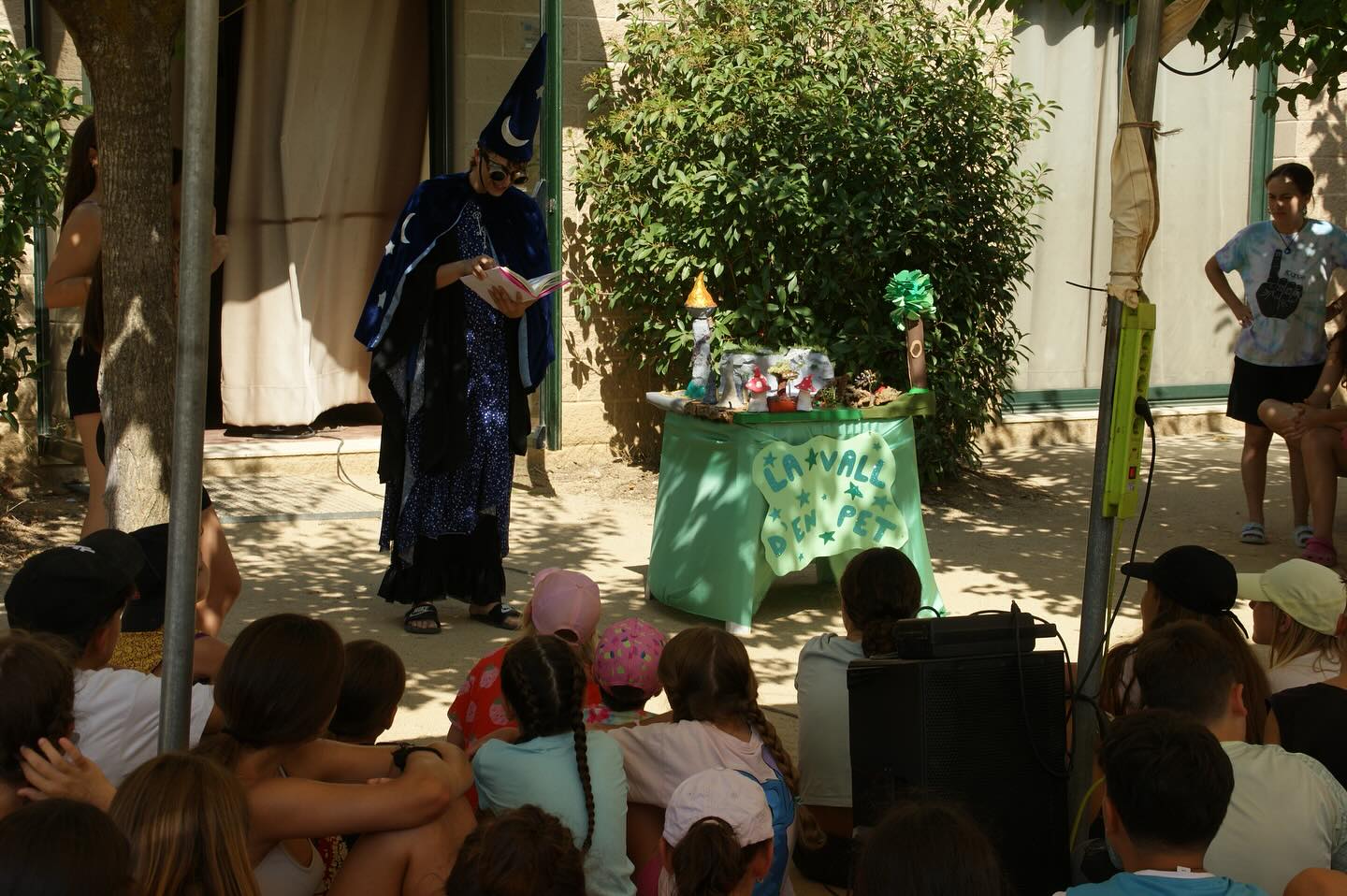 #canoliver2025
Dia 1️⃣i 2️⃣!
Bona tarda famílies, avui ja és el tercer dia que estem a Ca n’Oliver, i ja ens ho estem passant d’allò més bé!!!🤩🔝
El primer dia, de l’arbre màgic va aparèixer l’Ot, un bruixot 🧙 vingut de la Vall d’en Pet per demanar-nos ajuda: els regnes de la seva Vall no es porten gaire bé.🏔️
Després d’instal·lar-nos, vam descobrir gràcies al pols màgic de fades 🧚♀️els diferents grups de serveis que tindrem aquests deu dies.🪄
A la nit, l’Ot actuava de manera sospitosa🤔 i va reunir un personatge de cada regne per donar-los una poció que feia que s’intercanviessin de regne… sense saber-ho!🧪😵💫
L’endemà, la Samanta la geganta ens va animar a descobrir el terreny que ens envoltava 🥾, així que vam fer una petita excursió al riu on vam poder refrescar-nos.💦
A la tarda vam subhastar les lletres 🔤 per desxifrar l’activitat de nit: la Vetlla de l’Espelma🕯️.
Per grups, vam cuidar la flama i vam compartir converses i molt bona companyia.🫂 Abans però, vam gaudir d’una nit plena de cançons ja que vam jugar al furor!🎶
Això és tot de moment famílies, estant sent uns dies molt màgics🫧, però estigueu atents perquè continuarem informant sobre el gran repte dels sis regnes de la Vall d’en Pet i les aventures en les que ens endinsarem!⭐️🔍
Una abraçada molt forta!💙👣