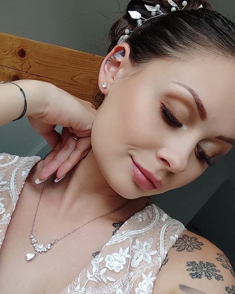 Dübörög az esküvőszezon a Wowszépségstúdióban❤️👰🏼
Az esküvői csomagajánlataink mellett várunk titeket sok más szolgáltatásunkra is:
- műszempillaépítés
- szemöldöktetoválás
- egyéni sminkoktatás
- bőrápolási rutinok kialakítása
- sminkek különböző alkalmakra
- szempilla lifting
- szemöldöklaminálás
SŐT!
Egyéni kérésre akár kiscsoportos “csajos” sminkelésen is részt vehettek!
#wowszepsegstudio #pecs #szepsegszalonpecs #kozmetikapecs #muszempillapecs #szemoldoklaminalaspecs #szempillaliftingpecs #sminkespécs #pecsisminkes #szemöldöktetováláspécs #sminkoktataspecs