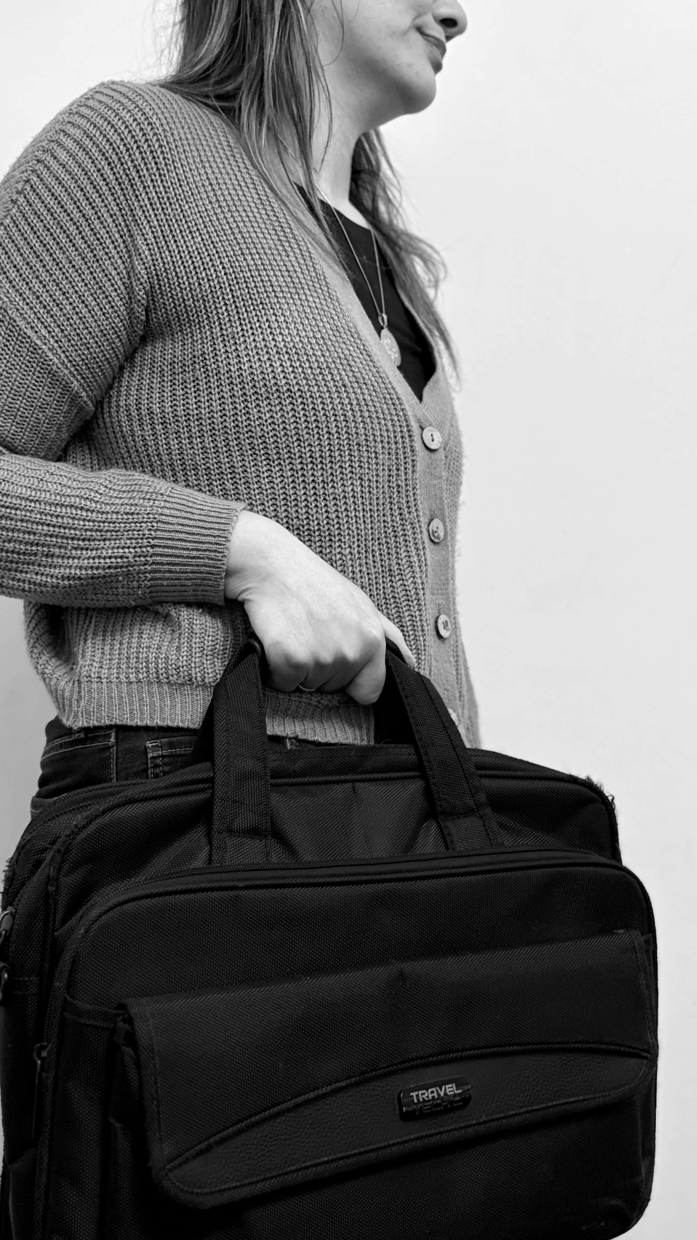 👜✨ ¿Qué lleva una diseñadora en su bolso? No es magia… ¡es preparación!
Así se arma mi kit de diseño para visitar a un nuevo cliente:
💻 Computadora para mostrar referencias, moodboards o incluso renders si ya hay algo avanzado.
🔌 Cargador , ya que la batería se agota, pero la creatividad NO.
📋 Una guía de preguntas para entender gustos, necesidades, presupuesto y estilo del cliente.
📓 Cuaderno para ilustrar, hacer bocetos rápidos, planos a mano alzada o esquemas durante la charla.
📔 Agenda – Para registrar fechas importantes, tomar notas clave y planificar los siguientes pasos.
📏 Cinta metrica y Medidor láser , tomando medidas exactas del espacio al instante, sin errores.
🎨 Muestras de telas –texturas, colores y materiales que ayudan a definir el estilo del proyecto.
🖍️ Taco de colores – Paletas listas para jugar con combinaciones y generar propuestas armoniosas.
Este bolso no solo lleva objetos, lleva herramientas para soñar, planificar y diseñar espacios con sentido 💡
#DiseñoDeInteriores #Interiorismo #DetrásDelDiseño #VisitaADomicilio #DiseñadoraEnAcción