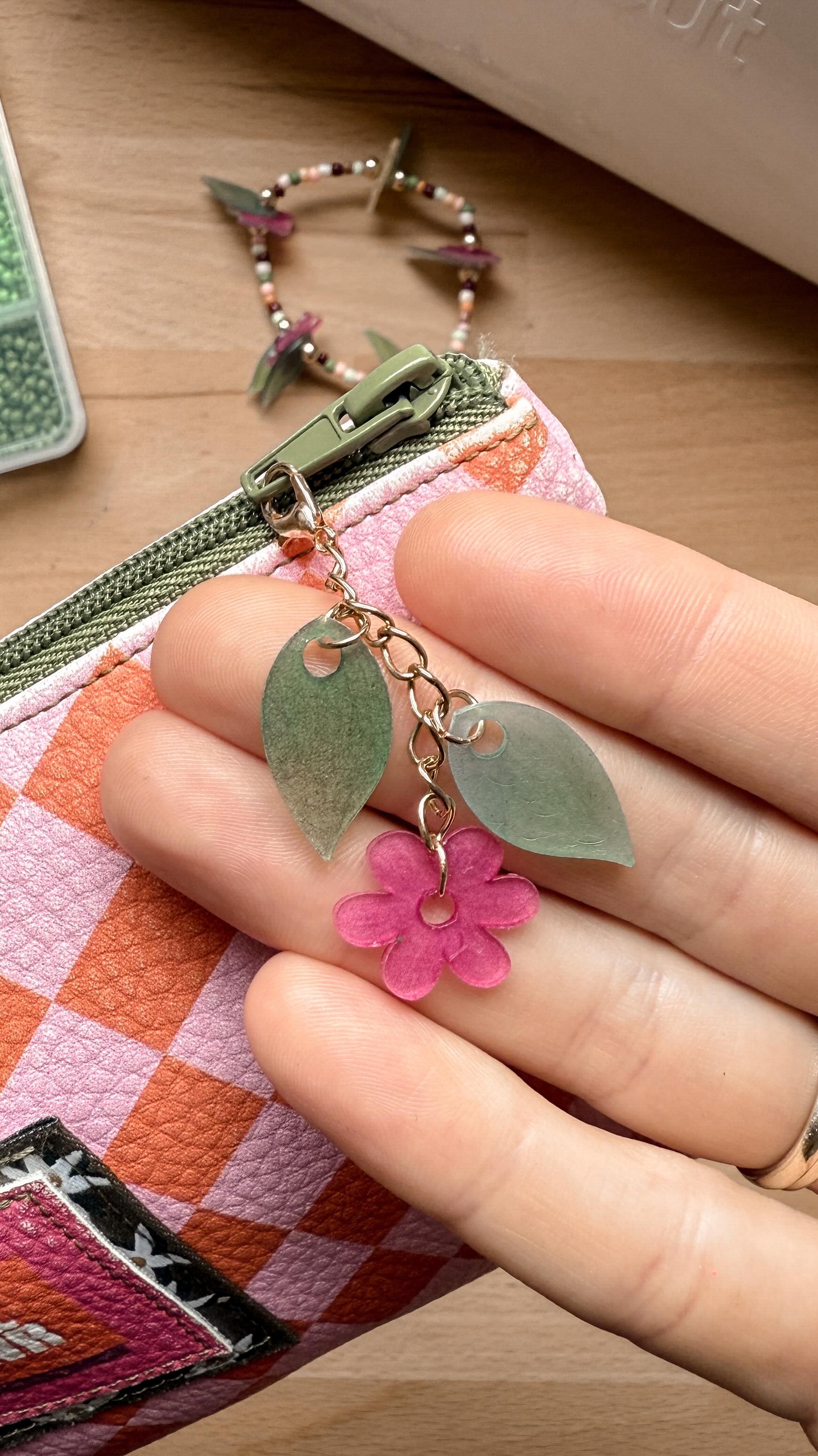DIY-Charms ✨ Wusstest du, dass du Schrumpffolie auch mit deiner Cricut Schneidemaschine schneiden kannst? Einfach Folie mit der matten Seite nach oben auf die Matte, mit Knife Blade oder Tiefschnittklinge ausschneiden lassen. Ich habe das mit meinem Cricut Maker 3 gemacht. Jetzt nur noch ausmalen und bei 150°C im Ofen schrumpfen lassen. Das Ergebnis: individuelle Charms für Armbänder oder Nähprojekte! 💖🧵
Einstellung
Knife Blade: Basaltholz 1,6 mm
Tiefschnittklinge: Magnet 1,0 mm
Das Projekt für die Charm-Anhänger findet ihr in meinem Design Space Profil. Das ist die benutzerfreundliche App von Cricut mit tausenden von Vorlagen, Motiven und Schriften.
Material / Geräte:
Cricut Maker 3
Schrumpffolie
Perlenset
#DIY #Cricut #cricutyouridea #bastelnmitkind #DIY #diycharms #Schrumpffolie