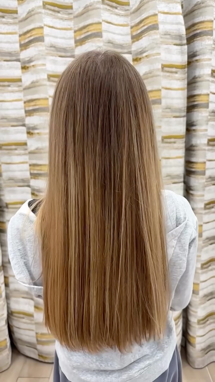 ☀️ L’éclat d’un blond parfait ✨
Chaque mouvement révèle la finesse du balayage, chaque reflet capte la lumière.
Un travail de précision, pour un résultat naturel, lumineux… et irrésistible.
💇♀️ Le blond, version haute couture.
🌬️ Légèreté. Mouvement. Éclat.
🌟 Parce que vos cheveux méritent le meilleur.
#DavidGuitton — L’art de sublimer votre couleur.
#balayageblond #blondehair #blondebalayage #hairgoals #hairstyle #haircolor #balayage #blondesofinstagram #coiffurefemme #coiffeurparis #luxuryhair #salondecoiffure #parisienne #hairinspo #glowup #glamourhair #frenchhair #blondhairdontcare #beauty