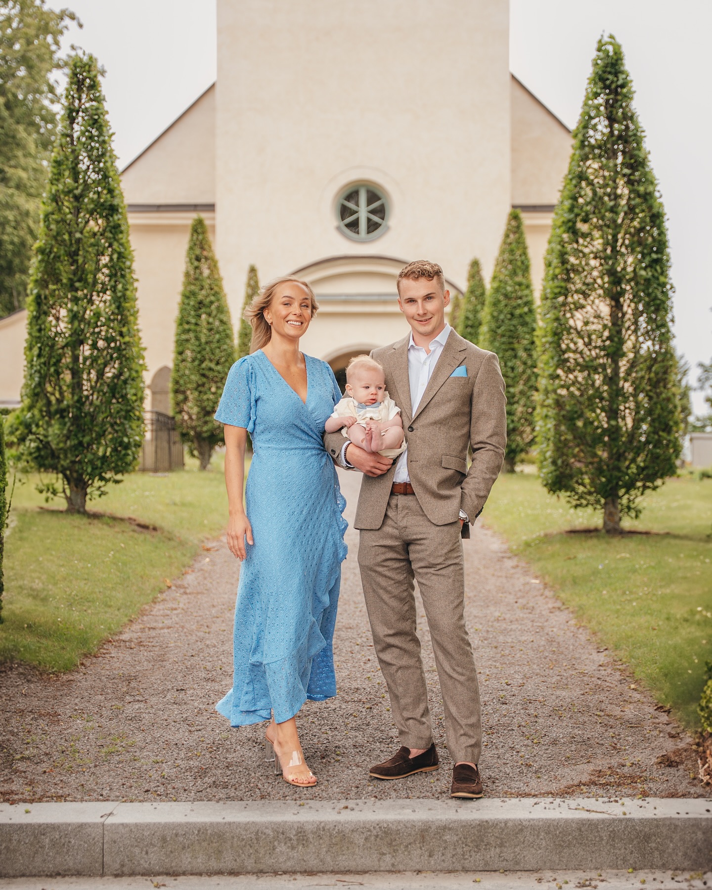 đŹđ§One of the most challenging parts of my job is choosing the final images after a photoshoot. I always come home with hundreds of photos, and itâs so hard to decide which ones to keep and which ones to leave out.
But Iâve noticed something that helps me make those decisions. As I scroll through the gallery, there are certain images that make me smile without even thinking. Thatâs how I know theyâre special, maybe not because theyâre perfect, but because they feel right â€ïž
đȘđž Una de las partes mĂĄs difĂciles de mi trabajo es elegir las imĂĄgenes finales despuĂ©s de una sesiĂłn. Siempre vuelvo a casa con cientos de fotos, y es muy difĂcil decidir cuĂĄles conservar y cuĂĄles no.
Pero he notado algo que me ayuda a tomar esas decisiones. Mientras reviso la galerĂa, hay ciertas imĂĄgenes que me hacen sonreĂr sin pensarlo. AsĂ es como sĂ© que son especiales, tal vez no porque sean perfectas, sino porque transmiten algo â€ïž
#photographermarbella #fotografamarbella