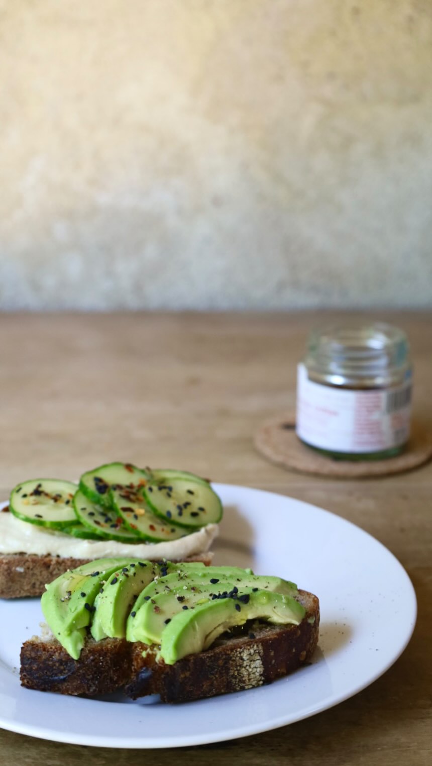 Mostly savoury lunches lately.
• Avocado & Sesame Toast
• Quick pickled cucumber, smoked chilli + lemony Hummus Toast.
And a nutrient rich Green Smoothie.
Our favourite bread from @gorse_cornwall 🫶
#foodphotography #foodstyle #foodblogger #gesunderezepte #veganerezepte #foodreels #avotoast