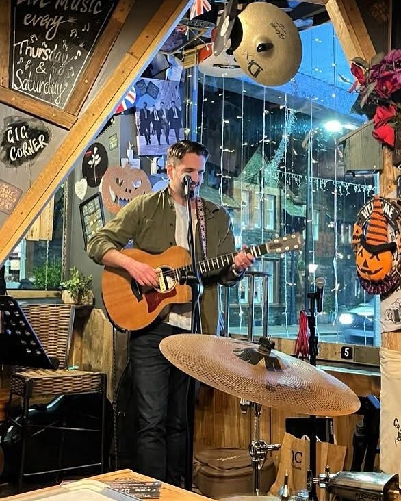 F r i d a y🤩
We are open at 3pm today, with happy hours starting straight away!
🍻 £4 Pints
🍺 £2.50 pints
🍸 Two for £10 cocktails
🥃Four for £10 shots!!
Double up on spirits for just £1!
Deals live until 6pm😜
Tonight we have
🎤Tom Salmon
Back once again, see you there x