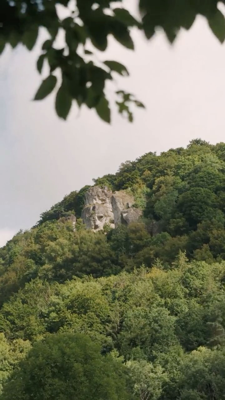 "Geht raus, in die Natur!" haben sie gesagt...
...und na ja, das haben wir dann auch gemacht. 🤪
Zum zweiten Mal innerhalb weniger Tage waren wir diese Woche OUTDOOR unterwegs: Dreharbeiten für adidas Terrex am Hohlen Fels in der Fränkischen Alb.
Es war steil.
Es war anspruchsvoll.
Aber es war auch schön. 👍
#ag4medien #adidasterrex #hohlerfelshappurg #videoshooting
▶️ Danke an @mightydtv für den Support unseres Drehteams. 💪