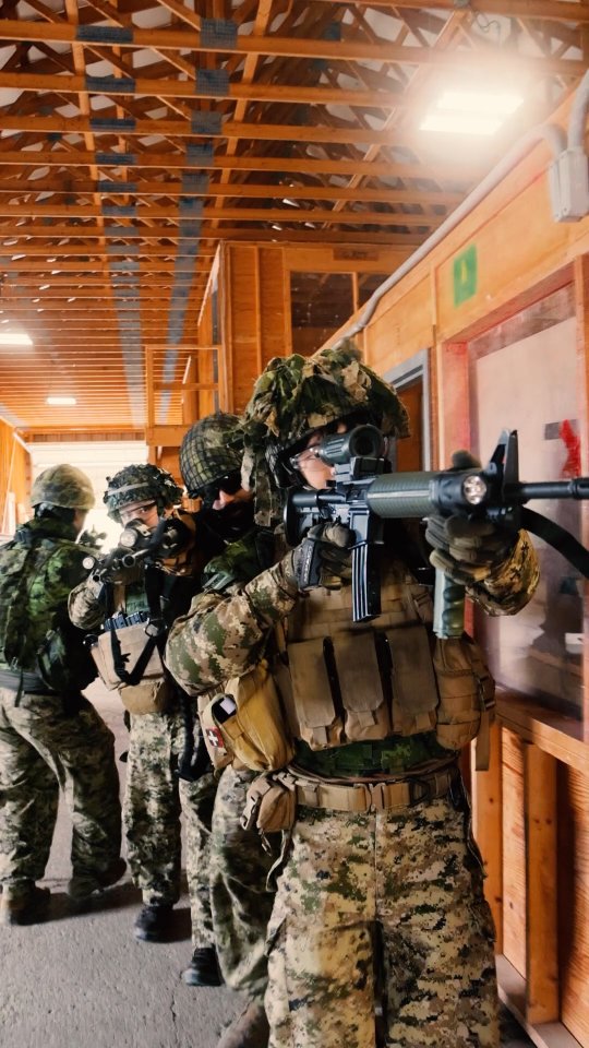 From 23-25 May 2025, members of The Royal Regiment of Canada participated in Exercise MOUNT SORREL (Ex MS) at 4th Canadian Division Training Centre Meaford.
Ex MS saw members conduct offensive operations in an urban environment using Simunition ammunition. Simunition is a realistic, non-lethal, marking ammunition that allows soldiers to train in realistic situations in a safer manner, as well as conduct force-on-force training.
Would you like to know more?
linktr.ee/royalregimentofcanada
🎥 Cpl R. Surphlis
Du 23 au 25 mai 2025, des membres du Régiment royal du Canada ont participé à l'exercice MOUNT SORREL (Ex MS) au Centre d'instruction de la 4e Division du Canada à Meaford.
L'Ex MS a permis aux membres de mener des opérations offensives en milieu urbain avec des munitions Simunition. Simunition est une munition de marquage réaliste et non létale qui permet aux soldats de s'entraîner en situation réelle et en toute sécurité, ainsi que de mener des exercices de combat rapproché.
Vous souhaitez en savoir plus ?
linktr.ee/royalregimentofcanada
#CanadianArmy #CanadianForces #CAF #soldier #IchDien #ReadyAyeReady #StrongProudReady #ArméeCanadienne #ForcesCanadiennes #FAC #soldat #IchDien #PrêtsAyésPrêts #FortsFiersPrêts