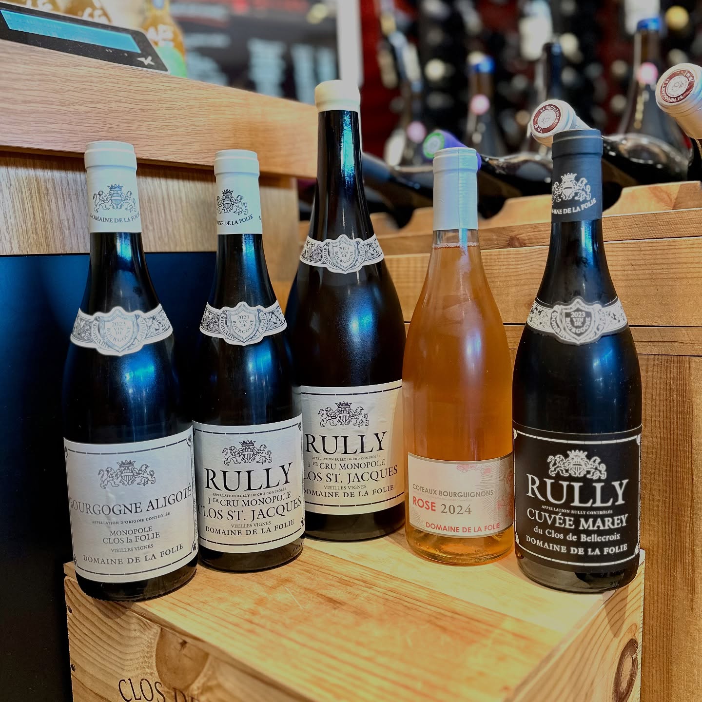 Et biiiim
Encore du nouveau @cavavincannes
On part à Rully au domaine de la Folie.
Petit domaine de 13ha que j’avais visité l’an dernier.
Un couple charmant, humble et plein de vie.
Et bizarrement il font des vins qui leur ressemblent.
Plein de vie généreux et gourmand.
L’aligoté est tendu comme un string à St Tropez, le clos St Jacques délicatement beurré et le Marey Rouge tellement gourmand et croquant !
Si vous voulez du rosé, dépêchez vous avec que je le finisse !
Trop heureux de pour pouvoir vous proposer ce domaine !
#marcheforville #cannes #cannestagram #instacannes
#pasdeminutypasderuinartqueduvin
#pinotnoir #chardonnay #aligote