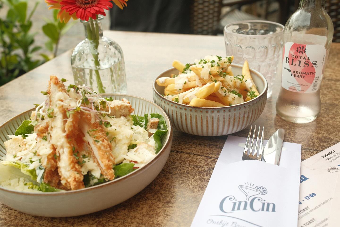 🥗 + 🍟 = 💘
Caesar Salad met crispy chicken? Check.
Truffel-Parmezaan Lovers Fries? Dubbel check. Wie heeft tijd voor saaie lunches? Niet wij 😌💅”
#cincin #LunchGoals #TruffleObsessed #CaesarSlay #FoodieVibes #delft #grotemarktdelft #ontbijt
