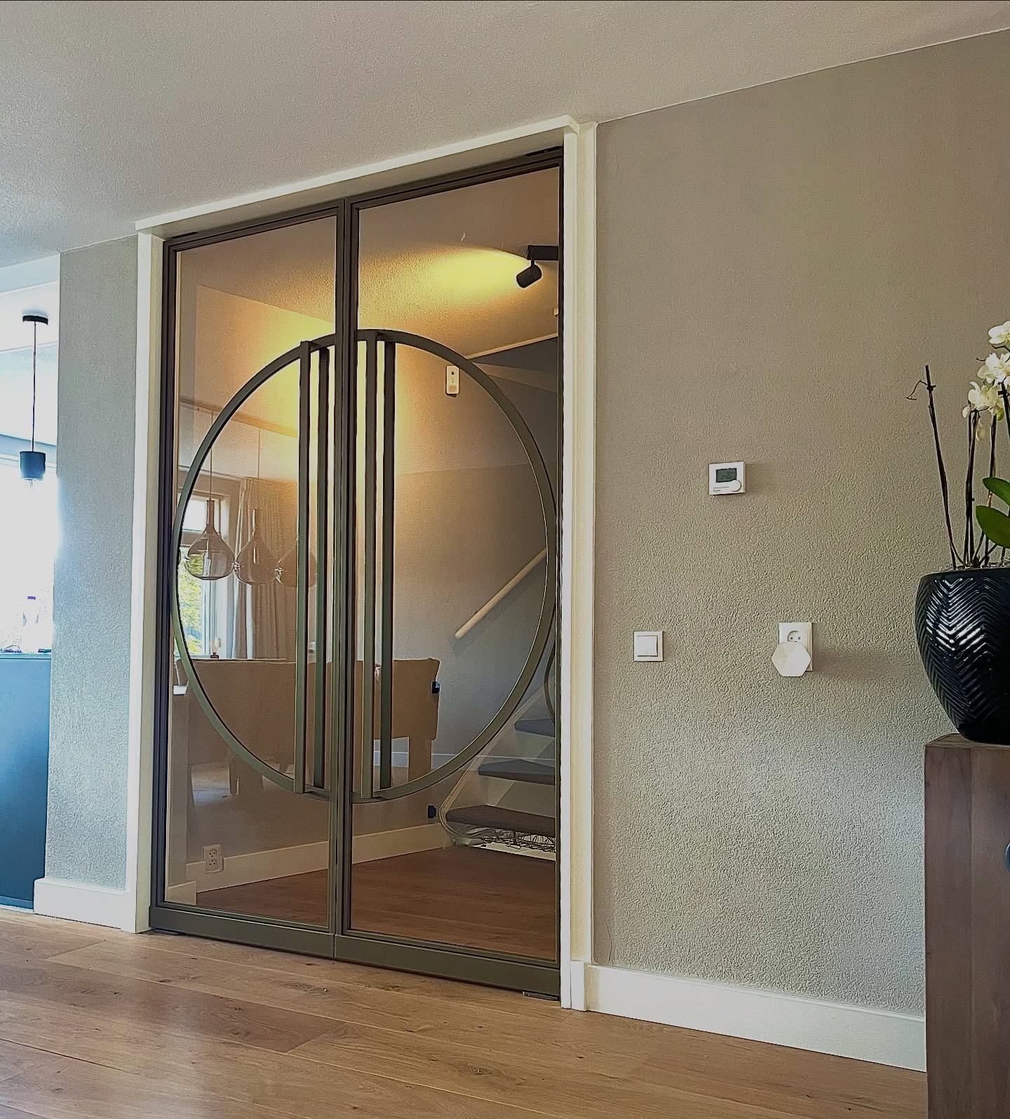 Deze schitterende taatsdeuren hebben we geplaatst in Bodegraven🤩
Coating: Medium Bronze
Helder veiligheidsglas 33.1
Wilt u ook weten wat we voor u kunnen betekenen? Neem dan vrijblijvend contact met ons op!
👉 info@wesselssteelworks.nl
#wesselssteelworks #stalendeuren #taatsdeuren #stalendeur #taatsdeur #softclose #brons #coating #interieur #inspiration #steel #design #dutch #handmade #interieurlovers #woonkamerinspiratie #livingroom #kamer #renovatie #bodegraven