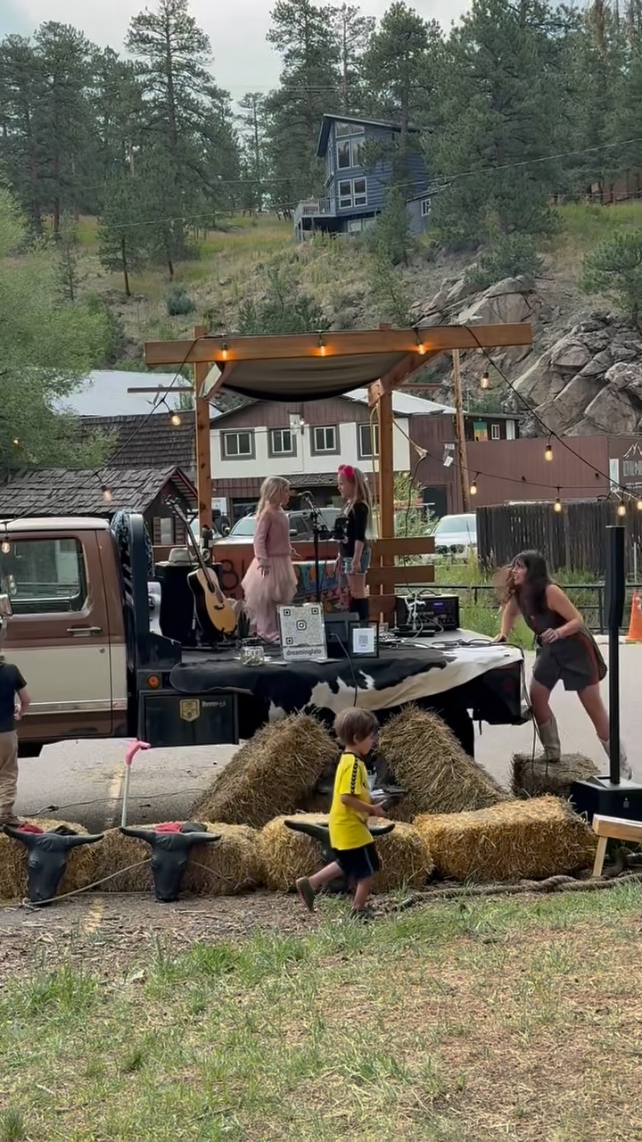 “I Look In Your Eyes” by Lilikoi and Ella! Song debut, stage debut! Brave girls, beautiful hearts!