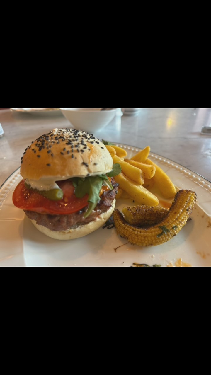 Burger night - wagyu beef patties cooked on the green egg with freshly baked sesame buns, caramelised onion & red pepper mayonnaise with charred peri peri baby corn & chinky chips 🍔
@luxuryprivatechef
#luxuryprivatechef #privatechef #burger #wagyu #bbq