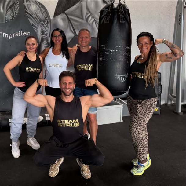 Ein starkes Team erkennt man nicht daran, dass es keine Probleme hat, sondern daran, dass es sie gemeinsam löst. ❤️🍀👏🏽💪🏽@inform_fitnessclub_pratteln @yournutrition.ch @_calabrese_ @sany.sandrina @manuelamabaybeierer #team #athlete #beyourself #swiss #motivation #hardwork #love #winner #thanks #dream #flex #friendshipgoals #family #bodybuilding #noexcuses #aesthetic #focus #dedication #strength #ripped #pro #muscle #shredded #swiss #team #fitness #fitnessmotivation #posing #lifestyle #swissmade