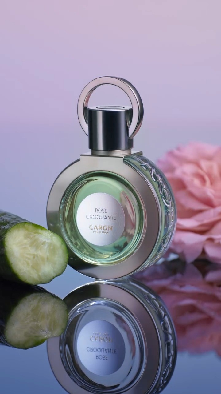 🌹✨ Scopri Rose Croquante di Caron da Profumeria Lorenzi in Paolo Sarpi, il cuore pulsante della profumeria artistica a Milano.
Un profumo vivace e sorprendente, dove la maestosità della rosa si fonde con la freschezza del cetriolo e la dolcezza della pesca, creando un accordo agrumato e cristallino. I muschi bianchi avvolgono i sensi, regalando una sensazione di benessere che dura nel tempo.
💫 Per chi ama distinguersi con eleganza e originalità.
📍 Vieni a provarlo in Profumeria Lorenzi, il punto di riferimento per chi cerca fragranze di nicchia e esperienze olfattive uniche.
#ProfumeriaLorenzi #RoseCroquante #Caron #ProfumiDiNicchia #Milano #PaoloSarpi #FragranzeEsclusive #ScopriChiSei