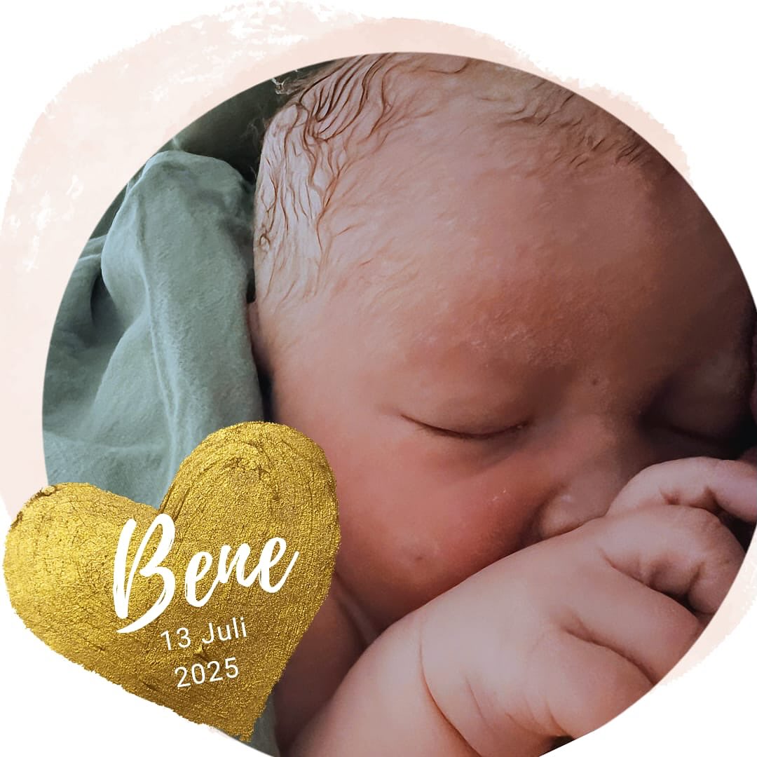 Lieber Bene,
vor knapp zwei Wochen hast du dich auf den Weg gemacht.
Ein Weg, der für deine Eltern Ruhe, Geduld und Zuversicht bedeutet hat.
Es ging los, wie bei deiner großen Schwester - mit einem vorzeitigem Blasensprung.
Der Blasensprung war am Samstagabend.
Die Nacht geprägt von verschiedenen Gefühlen... von wachen, ruhenden und schlafenden Stunden.
Geduld wurde verlangt in der Hoffnung, dass die Wehen bald regelmäßig und intensiv einsetzen würden.
Deine Eltern haben darauf vertraut :)
Am Sonntag Nachmittag bist du bei uns in der Wanne geboren.
Mit viel Käseschmiere überzogen:)
Auch eine Faszination diese Käseschmiere. Was ist das?
Eine Creme auf der Haut eures Babys, mal mehr mal weniger nach der Geburt vorhanden.
Sie schützt die Haut vor dem Aufweichen im Fruchtwasser.
Zudem dient sie als Gleitmittel bei der Geburt.
Nach der Geburt sollte sie nicht abgewischt werden (abgesehen davon, dass dies kaum möglich wäre), denn sie schützt euer Baby vor Wärmeverlust und hat antimikrobielle Eigenschaften.
Die Haut nimmt die Käseschmiere auf und ist schon nach wenigen Stunden kaum noch zu sehen.
(Außer in den kleinen Hautfalten, dort hält sie sich etwas länger und darf gerne verteilt werden):)
Faszination Schöpfung 🙂
#geburtshaus #außerklinischegeburt #vorzeitigerblasensprung #vernix #käseschmiere #julibaby #wunderwerk #48 #selbstbestimmtegeburt