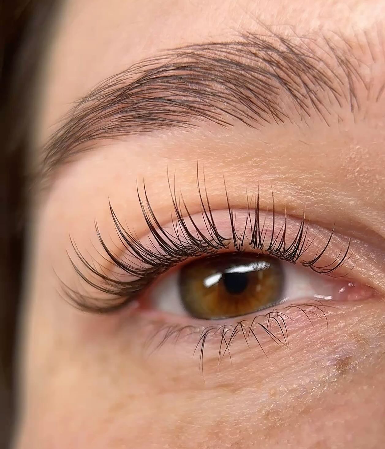 ✨ Résultat d’un rehaussement de cils ✨
Un regard naturellement sublimé, sans maquillage ! 🧚♀️
Le rehaussement de cils permet de recourber vos cils naturels pour un effet lifté, ouvert et élégant… dès le réveil 🌞
💫 Tenue : jusqu’à 6 à 8 semaines
💫 Résultat waterproof
💫 Idéal pour celles qui veulent un regard intense sans mascara
Envie de tester ?
📍 Rendez-vous à l’institut / en MP pour plus d’infos