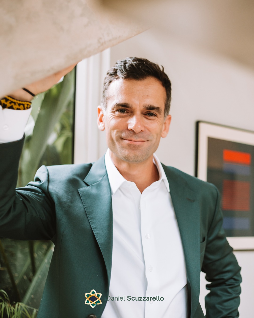 📍Pra quem chegou agora
Eu venho do mundo das metas, dos números, da performance. Mas com o tempo, percebi que não dá pra falar de crescimento sem olhar pra quem está crescendo.
Passei a me interessar mais pelo invisível: os bastidores da mente, as emoções que não cabem na agenda, o jeito como a gente se trata — e trata os outros — enquanto tenta “dar conta”.
Hoje, uno o que aprendi liderando times com o que experimento ao lado de líderes em processo de transformação. Ajudo quem quer ocupar posições de liderança sem abrir mão de si mesmo.
Por aqui, compartilho reflexões sobre cultura corporativa, saúde mental, liderança consciente, relacionamentos no trabalho e tudo aquilo que acontece entre uma entrega e outra — e que faz toda a diferença.
Sem fórmula mágica. Sem guru. Só um convite pra você respirar mais fundo e enxergar mais claro.
Se alguma dessas palavras te fizer repensar o ritmo ou a direção, já valeu.
👊 Seja bem-vindo.
(Para quem chegou até aqui no post, estou abrindo uma vaga de mentoria particular, se tiver interesse, mande um DM)
#liderancaconsciente #mentoria #autenticidade #performancecomalma #breathwork #consciousleadership #transformaçãoreal #liderançahumana #saúdementalno trabalho #culturasustentável