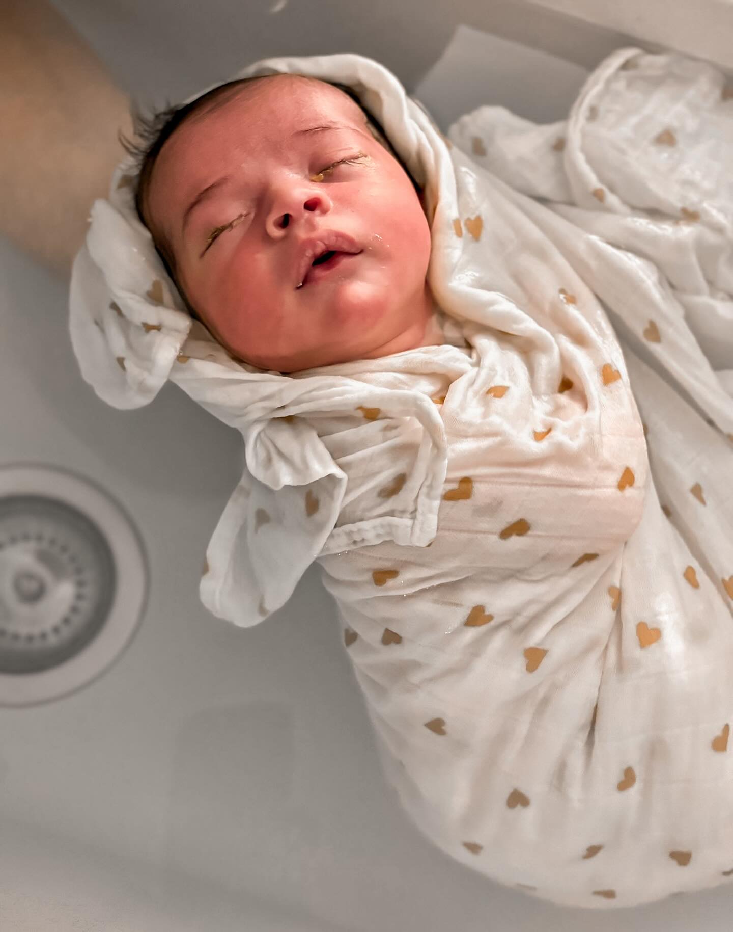 Un beau voyage
Mathilde Gauthier, infirmière en pédiatrie et accompagnante périnatale
📍Centre Médical des Crêts de Champel,
Genève, Suisse
www.monpremierbattement.com
-40CHF sur le Thérapeutique Bain Bébé (SOLDESTBB)
————————————————————————————
#therapeutiquebainbebe #TBB #baby #nouveaune #soniakrief #bain #bebe #maternite #geneve #postpartum #naissance #thalassobain #grossesse #postnatal #accouchement #maman #mum #parentalite #thalassobainbebe #bainbebe #bainthalasso #bienetre #cadeaudenaissance #accompagnementperinatal #infirmiere #pediatrie #famille #lebaindesonia