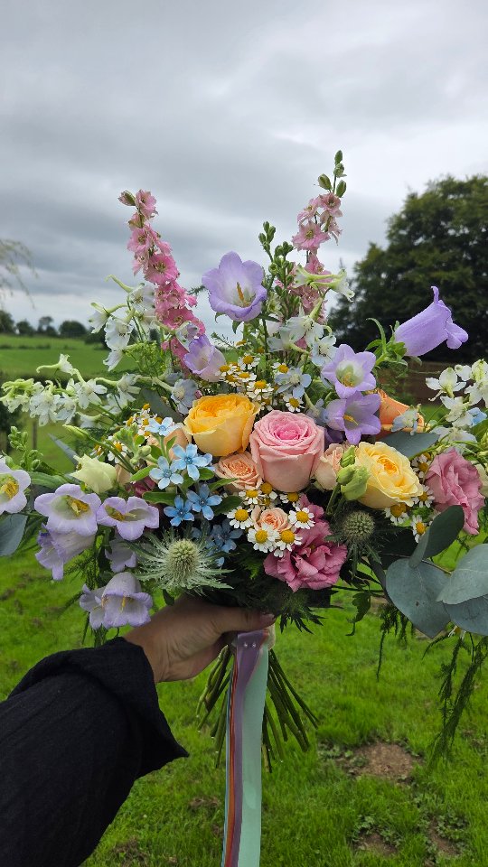 For Martha & her bridesmaids 💛💙🩷💜🌿
#bridalbouquet #bridesmaids #weddingflowers #glasgow #weddinginspo #summerflorals #weddingsupplier