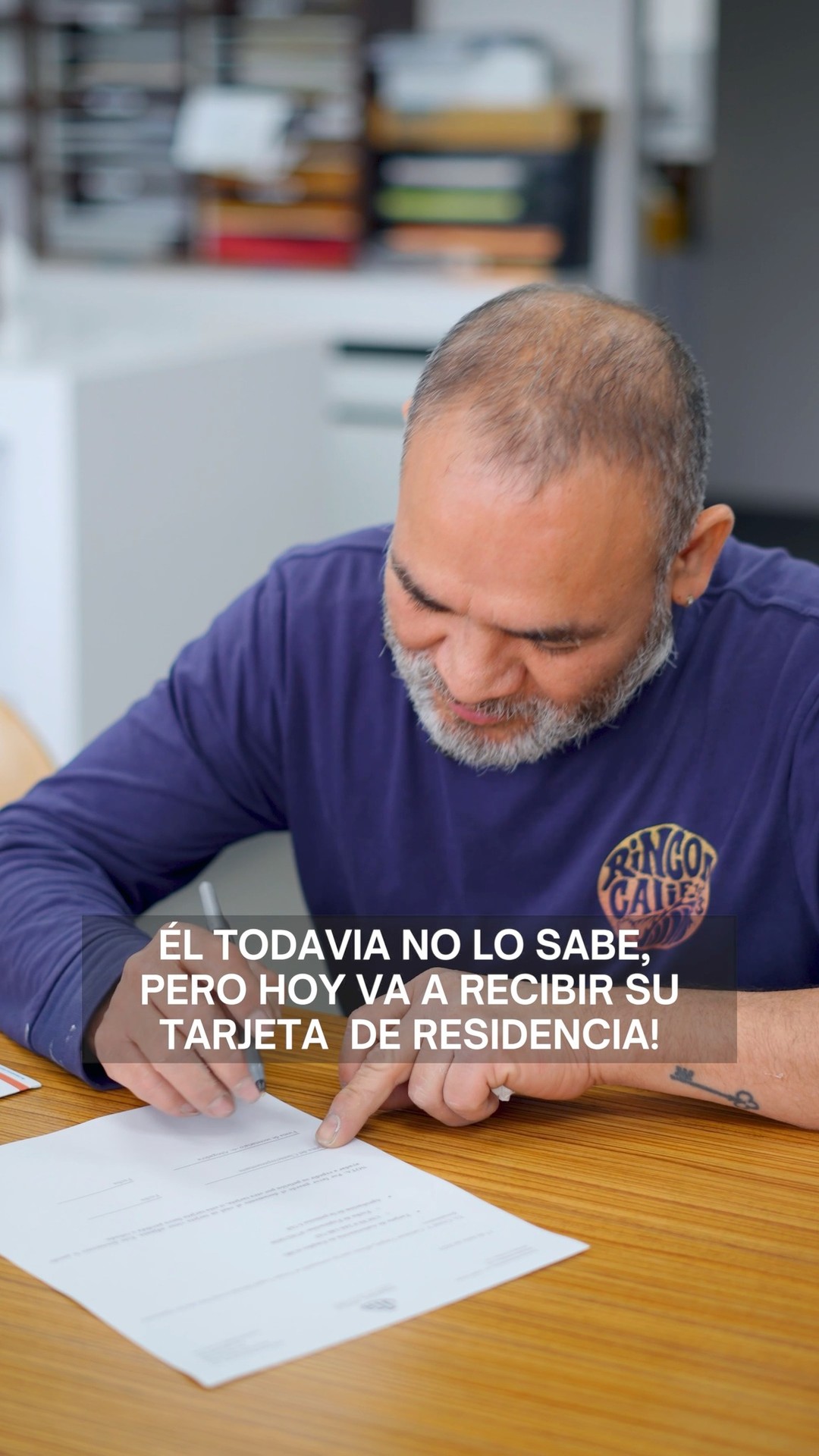 El señor Oscar todavía no lo sabe, pero está a punto de recibir su residencia!
Le pedimos que viniera a nuestra oficina a firmar unos documentos, lo que él no sabe es que esos documentos son la entrega de su tarjeta de residencia.
Nuestra primera consulta es gratis, y siempre será directamente con uno de nuestros abogados: 773-762-2500
#abogadosdeinmigracion