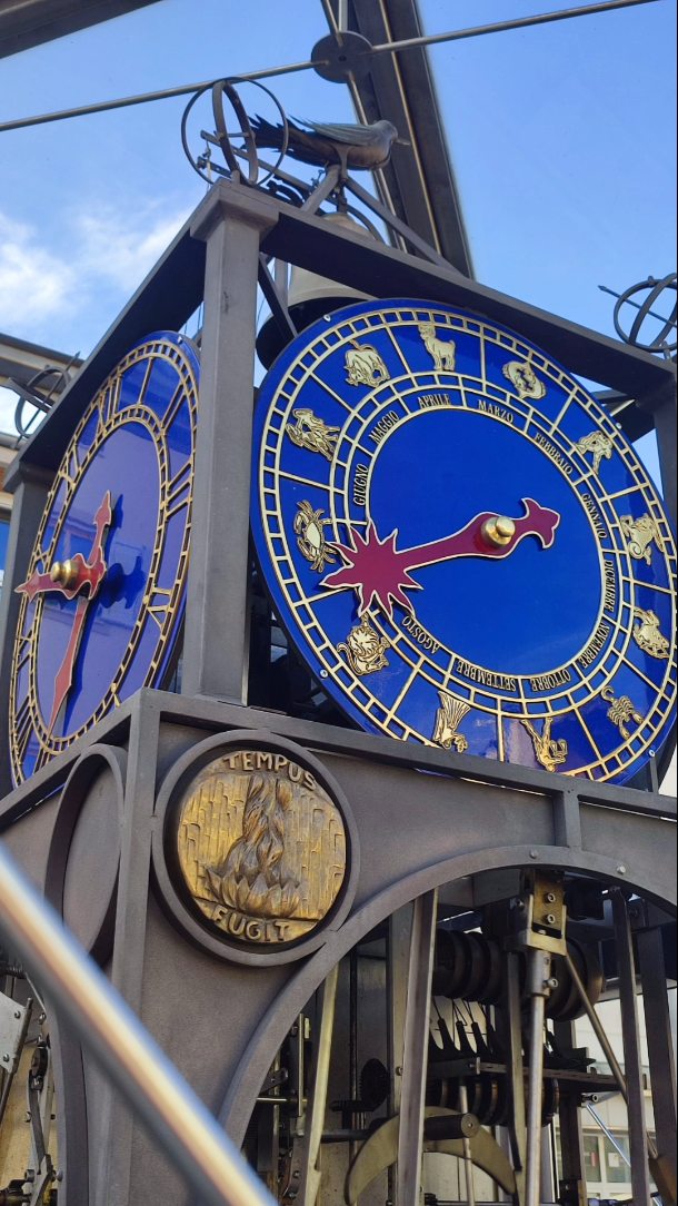 Viki si přála v den svých narozenin kout do městečka, a tak jsme se v podvečer vydali do malebného horského městečka v kopci Fondo, které vyniká starými fteskami z 14.-16
století a jedinečnými hodinami poháněnými vodou. Schválně jestli uhádnete, co všechno ukazují kromě času?
Skvělou večeři jsme si pak dali v restauraci Lanterna, kde kromě pizzy dostanete i indické jídlo, které zde opravdu vaří Indové.
Na náměstí jsme se s Maxem, který využil místních plastových skluzavek, ještě na chvíli zaposlouchali do vystoupení kytaristy a už byl čas se přemístit na další stellplatz.
#vimteamcz #visititaly #visittrentino #fondo #familytravel