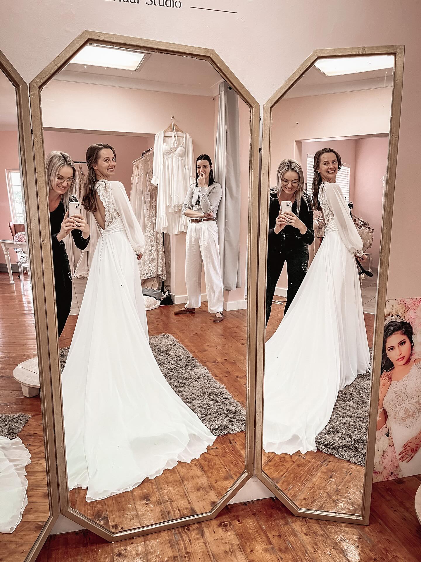 Customized off-the-rail for Caryn 🥂 Caryn came into our studio with a clear idea of her dream gown, we matched her up with one of our sample gowns, altered & customized it and was able to bring her vision to life! Her main requests were, flowy, romantic, easy to wear, with a vintage twist.
Thank you for trusting us Caryn! 🎉🥂🩷🙌