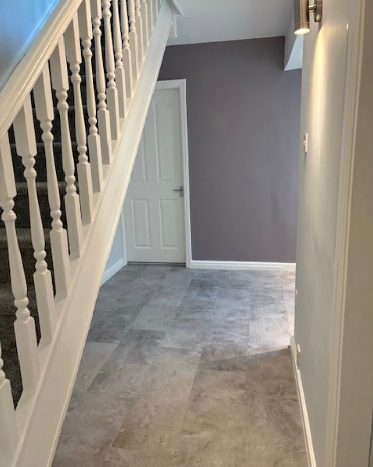 We've done it again....completed a job for a client based in Pattishall NN12 with the Hallway and WC @bramptonchase Stones 'Dorset' LVT and the Stairs & Landing @cormarcarpets Kingston 'Skiddaw Slate' carpets... each stair tread fitted in the Hollywood tight to bullnose effect..
The overall finish is stunning and the client was very happy to say the least.. ☺️
Please do get in touch if you'd like similar or have a project you'd like our help with..
#flooringinspiration #carpetstairs #lvtdesign #lvtstoneeffect #lvtstones