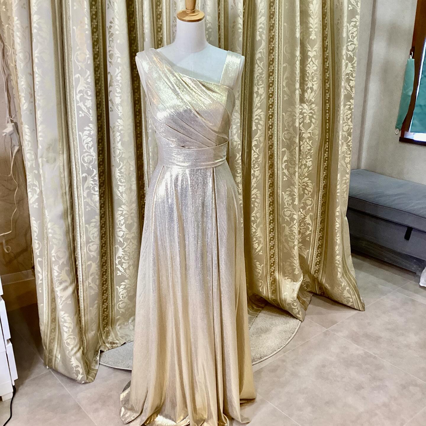 NEW👗レンタルドレス
HP未掲載分のご紹介です💁🏻♀️
こちらは、
AMI(アミ)のドレスです。
上品なホワイトシャンパンカラー🤍
メタリックな輝き✨を放つ
大人ぽっくもあり可愛いらしさもある
両立させたデザイン!
華やかなステージにピッタリ✨✨
サイドファスナーあり
背中編み上げ紐仕様
S〜LLサイズ/ 多少サイズ幅効きます
レンタル価格14,000円(+税)
(3泊4日| クリーニング基本プラン込)
1ワイヤーパニエ→無料レンタル
3ワイヤーパニエ→500円+tax
学生証のご提示でレンタルドレス10%off
(学割対象外: キッズ&ジュニアドレス、小物レンタル、販売品)
……………………………………………………
◉当サロンのベースはレンタルドレス営業
となりますため【完全予約制】です。
販売品のご購入やご試着も【事前に来店予約】
が必要となりますので予めご了承下さいませ。
◉とくに【土曜日】は早いうちから
ご予約枠が埋まる事が多くなっております。
ご予約はお日にちに余裕を持って、
早めにご連絡頂きますようお願い申し上げます。
▶︎ご予約
【HPご予約フォーム】が大変便利です(24時間受付)
※ LINEやTELからのご予約も可能ですが、
営業時間内のみの対応となります。
Line→ @dress_etoile
電話 → 06-6210-6764
▶︎ちょっとドレスを見たい
事前にご来店予約が必要です。
他のお客様がご試着中、ご来店中は入店をお断り
させて頂いておりますので、予めご了承くださいませ。
▶︎不定期開催のセールについて
不定期でプライベートセールを開催(予約制)
LINEともだちの方へ優先にご案内した後、
SNSや HPで配信しておりますので、
予めご了承ください。
▶︎レンタルドレスのラインナップ
HPに掲載しておりますが、
新商品は掲載が出来ていないドレスが多数ございます
ラ・エトワール
定休日:水・日(不定期)・祝
営業時間(平日) 11:00~17:00
営業時間(土日) 10:00~16:00
……………………………………………………
#大阪レンタルドレス #レンタルドレスショップ
#レンタルドレス #衣装レンタル #ロングドレス
#ステージドレス #演奏会ドレス #演奏会用ドレス
#演奏ドレス #演奏衣装 #クラシック音楽ドレス
#音大 #音大生 #ソロリサイタル #コーラス衣装
#コンテストドレス #モデル衣装
#ウェディングパーティドレス
#レストランウェディングドレス
#撮影衣装 #撮影衣装レンタル #撮影ドレス
#オンラインレンタルドレス
#ドレススタイリスト
#ドレスコンシェルジュ
#ドレスコーディネーター
#laetoile #ラエトワール