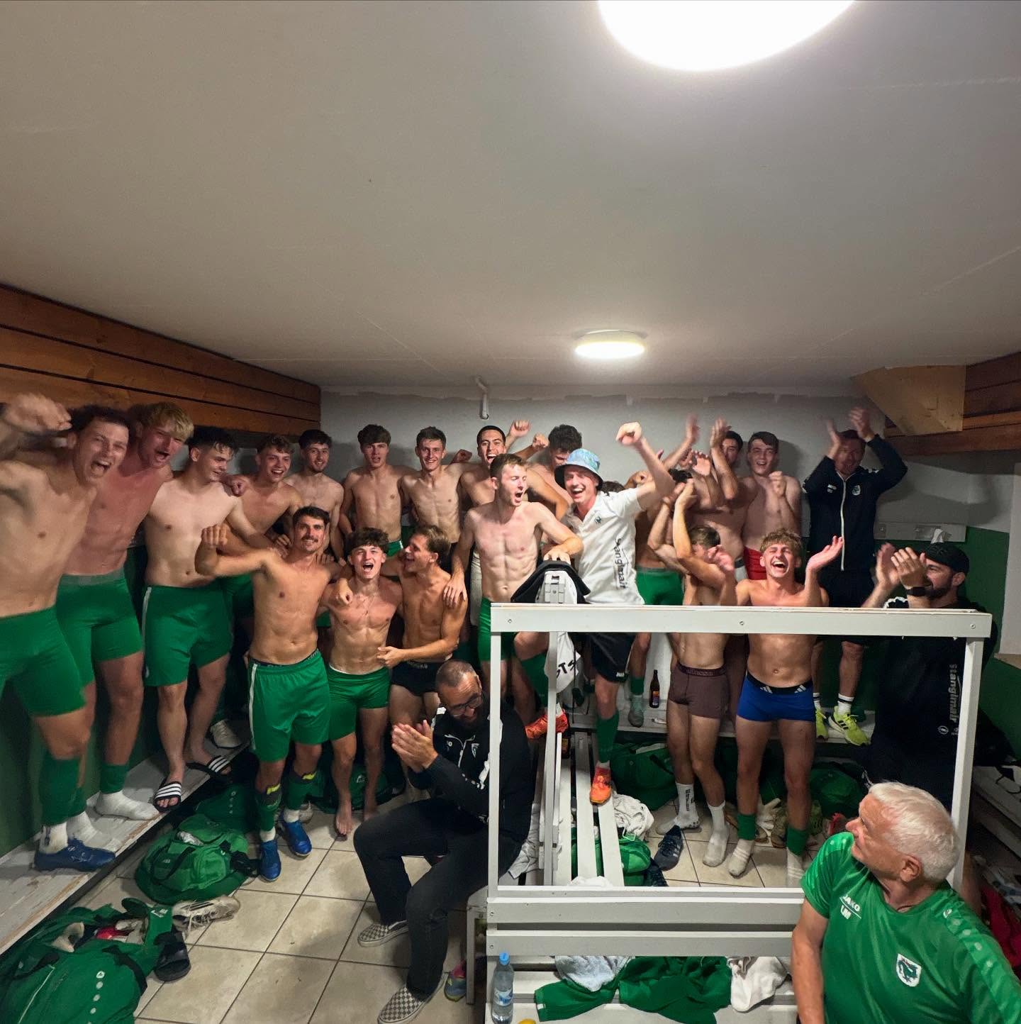 Flutlicht! 💡 Heimsieg 🔥 viele Zuschauer💚
2:1 Heimsieg gegen den @tsvgruenwald_fussball
Torschützen:
Georg Kutter ⚽️
Eigentor (Basti Adelwart⚽️)
Besser gehts halt nicht! Überragende Leistung von allen Beteiligten und die Stimmung ist super im Team.
Danke an die zahlreichen Zuschauer fürs kommen und danke an @tizian.schatto für dieses brutale Match! 🐉
#Murnau #TSV #Edid #drachen #explore #Landesliga #Team #fy #amateurfussball #fussball #foryou #oberland #dragons #jugendforscht #news #affengeil #eimmalDracheImmerDrache #🐉 #flutlichtspiel