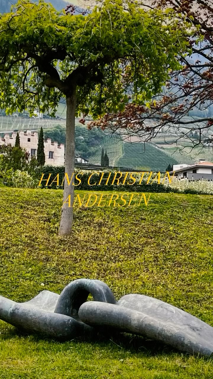 Manchmal braucht es keine Sprache, um sich zu verbinden.
Im Kunstgarten wird Kunst zum stillen Dialog zwischen Natur, Mensch und Gefühl. 🌿🗿✨
#KunstImGarten #KunstOhneWorte #HansChristianAndersen #KunstInSüdtirol #Kränzelhof #KulturvereinKart #ContemporaryArt #NatureMeetsArt #ArtAsLanguage #ArtLovers