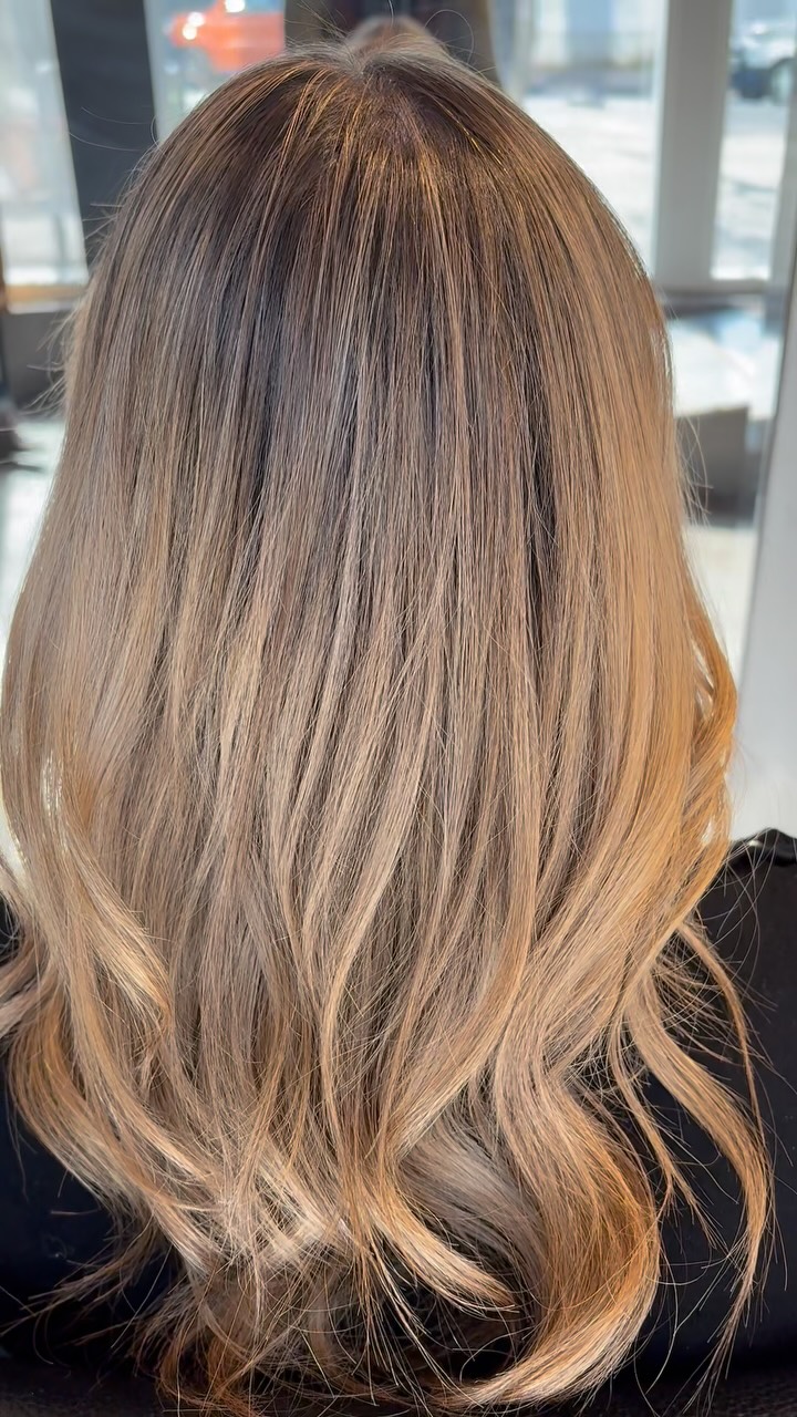 Balayage contorno✨ técnica para iluminar contorno y sin tocar el resto del cabello.
Horas disponibles para esta semana 🙌🏽