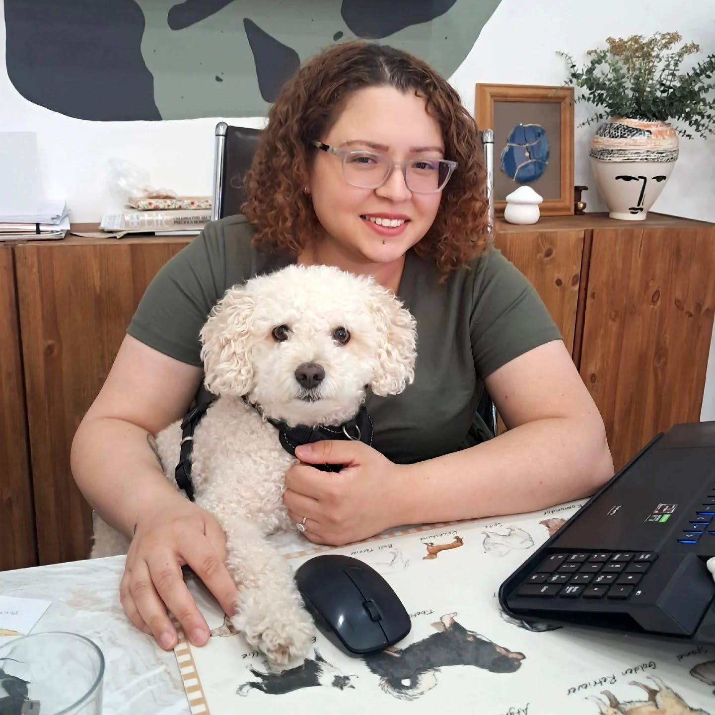 Archie hard at work, making sure Angela is hard at work!
#EmotionalSupportEmployee