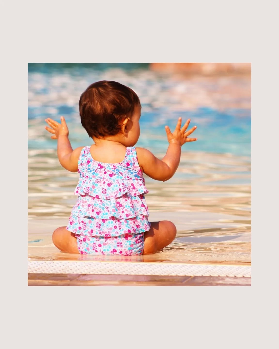 Met het mooie weer is het verleidelijk om met je baby te gaan zwemmen🌞. Het is een leuke manier om de ontwikkeling van je kleintje te stimuleren en samen te genieten van het water. ‼️Maar er zijn wel enkele belangrijke richtlijnen om in gedachten te houden.
Zwemmen wordt pas aangeraden vanaf 3 maanden of na de eerste vaccinaties.💉 Voor die tijd zijn baby's extra gevoelig voor onderkoeling en infecties. Als je baby prematuur is geboren, vraag dan eerst advies aan een arts.🩺
Zwemmen is niet aanbevolen bij koorts, open wondjes, ziekte, hoesten of vlak na een vaccinatie.
🌡De temperatuur van het water moet minimaal 31,5°C zijn, liefst zelfs 33°C voor optimaal comfort.
Chloordampen kunnen schadelijk zijn voor de nog in ontwikkeling zijnde longen van je baby, dus vermijd ook overdekte zwembaden voor baby's jonger dan 3 maanden.
Zorg er altijd voor dat je baby goed ondersteund wordt in het water, door jezelf of bijvoorbeeld een zwembandje. 🛟
Zwemmen is een mooie manier om je baby te stimuleren en samen van de zomer te genieten, maar veiligheid blijft altijd het allerbelangrijkste!