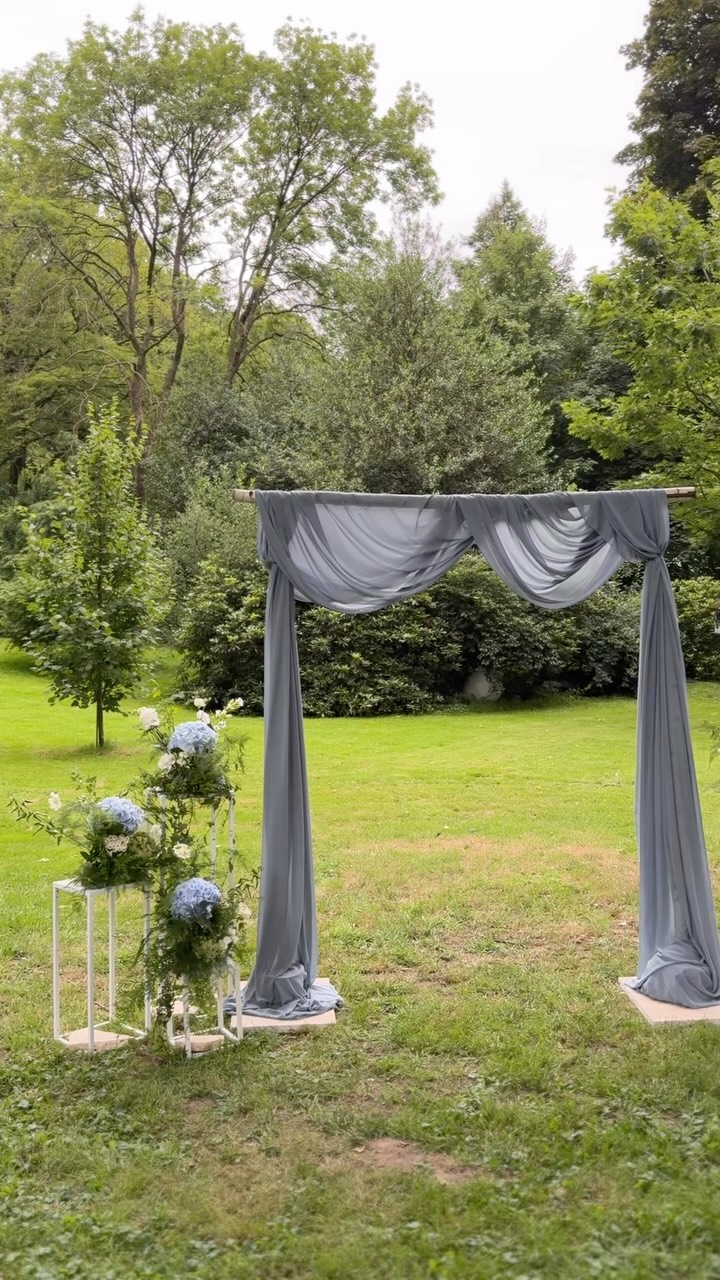 The bride asked me for a fairytale wedding design.
Und ich wusste sofort, was sie meinte –
nicht kitschig und nicht überladen,
sondern etwas, das sich echt und romantisch anfühlt.
Wie ein Ort außerhalb der Zeit.
Als ich diesen wundervollen Trauort mit diesem traumhaften Garten das erste Mal betreten habe –
da war klar: hier entsteht etwas ganz Besonderes.
Etwas, das für immer bleibt.
Wir haben Blumen im Cottage Garden Style gewählt,
in sanften, natürlichen Tönen –
fast so, als hätte der Garten sie selbst wachsen lassen.
Locker gebundene Gestecke, zarte Ranken,
blühende Akzente auf den Tischen und ein Duft in der Luft,
der nach Sommer und Geschichten roch.
Es war wild, romantisch, voller Gefühl –
und trotzdem so klar und stilvoll.
Wie gemacht für diese besondere Braut und ihren Wunsch nach einem Hauch von Magie.
Ein perfekter Abschluss vor meinem kleinen Sommerurlaub –
und eine Erinnerung, die ich mitnehme wie eine eigene kleine Märchenepisode.
#hochzeitsfloristik #hochzeitsdeko #hochzeitsinspiration #hochzeitsideen #glamorouswedding