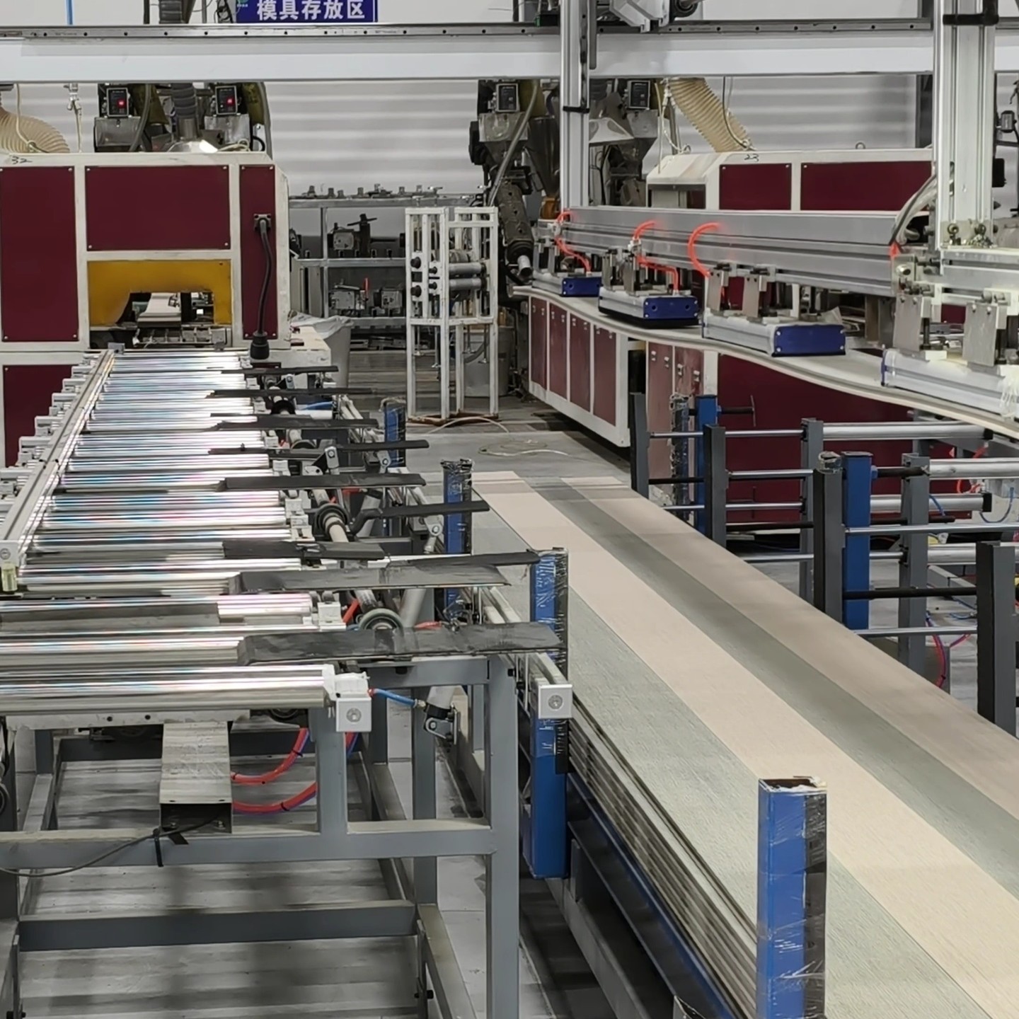 Mass production needs high automation💯
#decking #compositedecking #automation #outdoorliving
