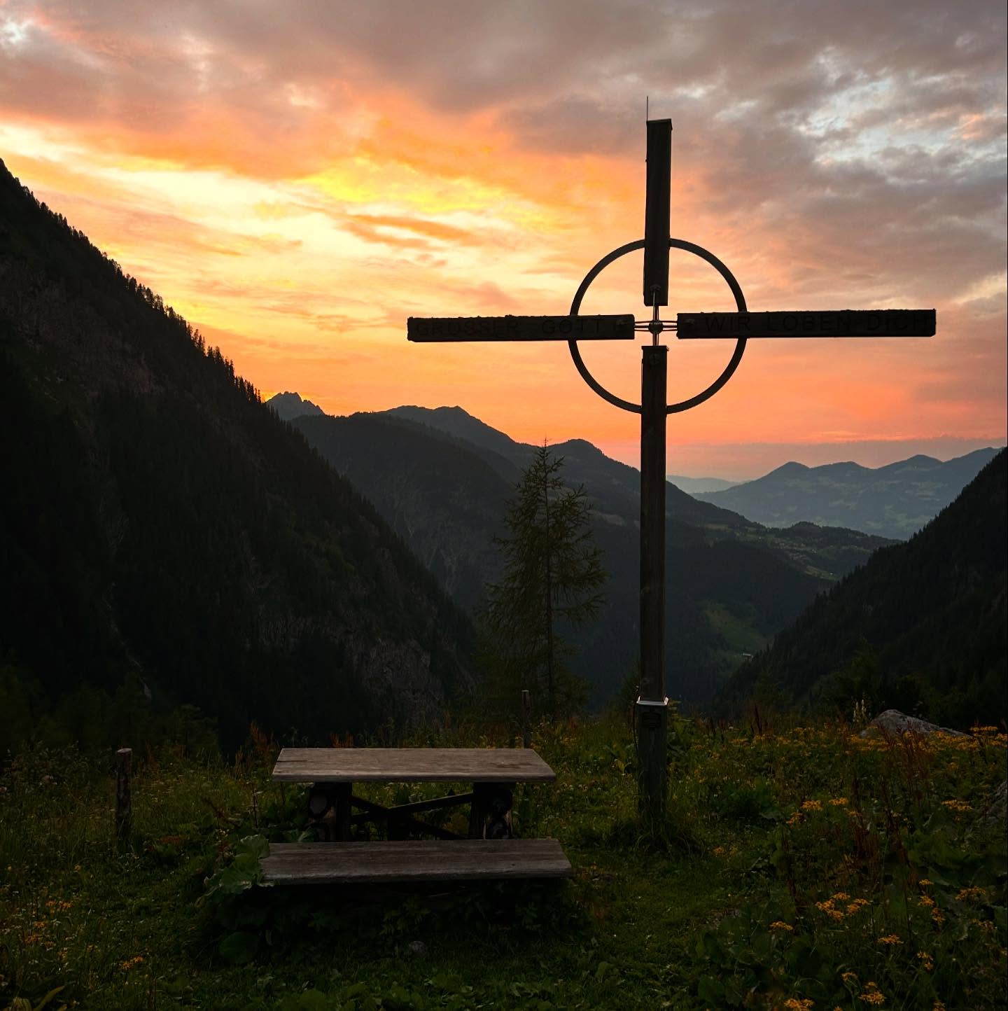 Wenn die Sonne hinter den Gipfeln verschwindet, beginnt die Magie 🌄💫
#sarotlahuette #sarotlahütte #sonnenuntergang #magie #magicmoments #sopetty #bergmomente #goldenhour #alpenvereinshütte #alpen #alpenliebe #bergliebe #naturpur #naturvibes #brandbeibludenz #brandnertal #bergwelten #abendstimmung #beautifuldestinations #placestosee #visitvorarlberg #rätikon #wandern #wanderlust #wandernmachtglücklich #alpenverein