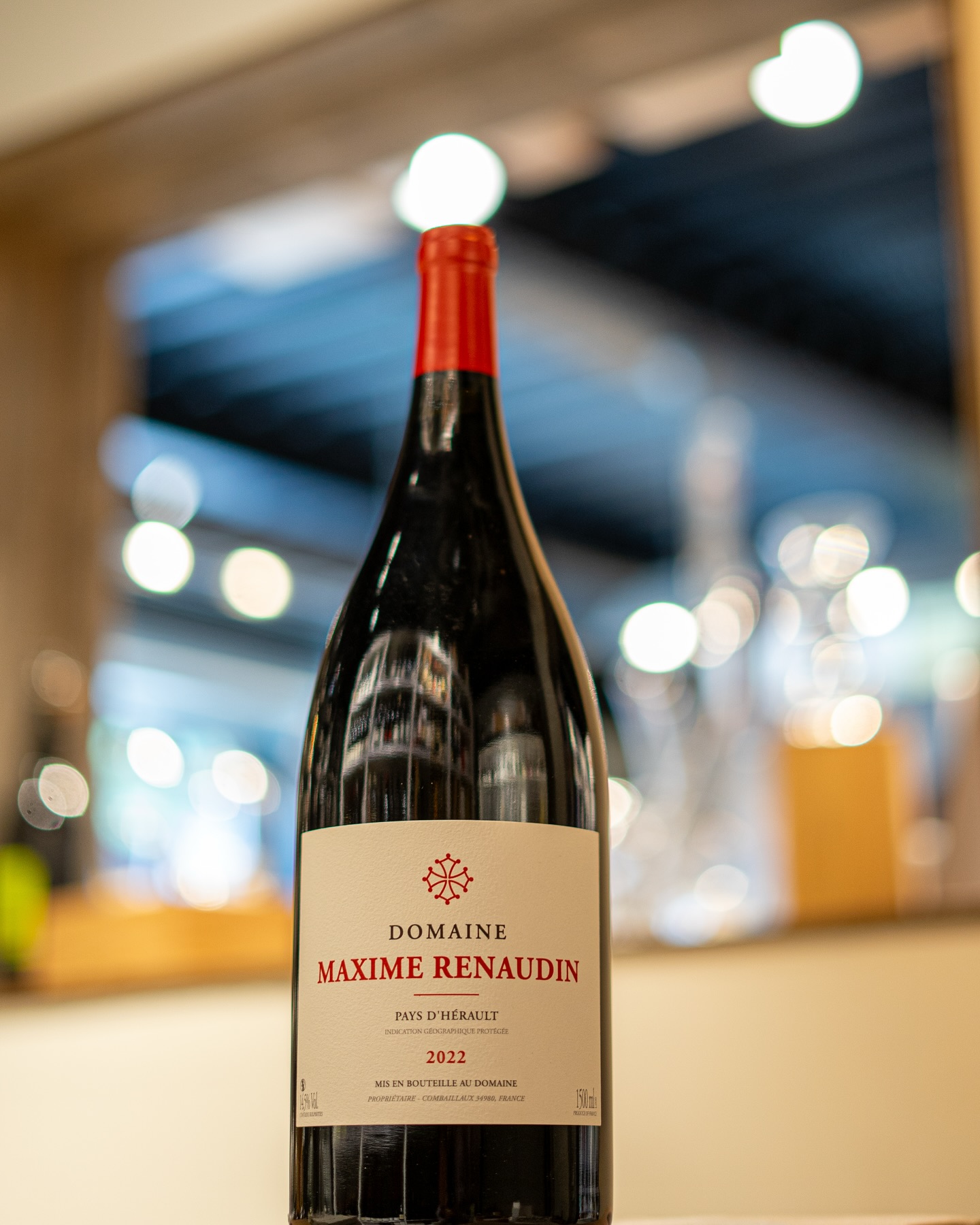 Un nom à retenir, une intensité calme, une volonté claire.
Un vin du Languedoc. Câest un Ă©quilibre dâintentions. Une matiĂšre caressante, une aromatique libre, entre fruits rouges infusĂ©s, herbes sĂšches, Ă©pices douces. Un vin qui respire. Qui bouge. Qui Ă©volue. Câest un sud sans caricature, sans muscle inutile, sans surmaturitĂ©.
#vin #expression #saveur #grandeur #nez #languedoc #caviste #chai #pau