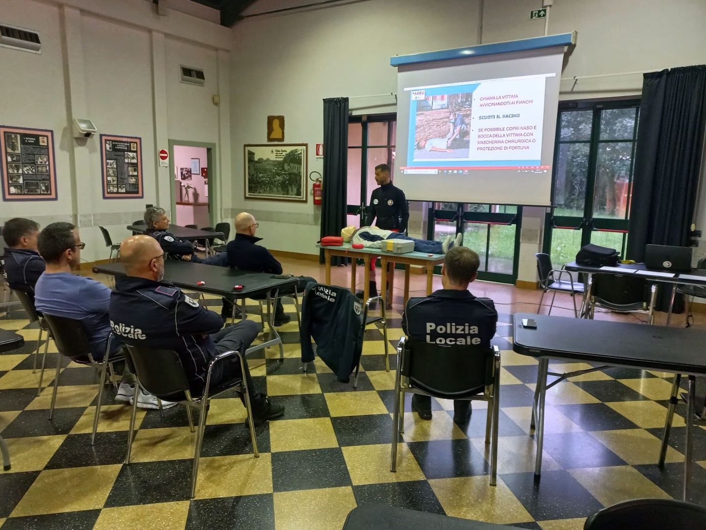 🚑 Abbiamo avuto l’opportunità di tenere un corso BLSD per il Corpo di Polizia Locale Intercomunale dei Comuni di Osio Sotto, Osio Sopra e Levate.
Un momento di formazione fondamentale, che ribadisce l’importanza di saper intervenire tempestivamente in caso di emergenza. Diffondere la cultura del primo soccorso, soprattutto tra chi opera quotidianamente per la sicurezza pubblica, significa rendere il nostro territorio ancora più protetto. 👮♂️💙
Grazie a tutti i partecipanti per l’attenzione, l’impegno e il grande senso di responsabilità dimostrato.
🚨 Vuoi organizzare un corso per la tua realtà o partecipare come privato?
Contattaci, siamo sempre pronti a fare la differenza insieme!
#BLSD #Formazione #CroceBiancaBergamo #PrimoSoccorso #PoliziaLocale