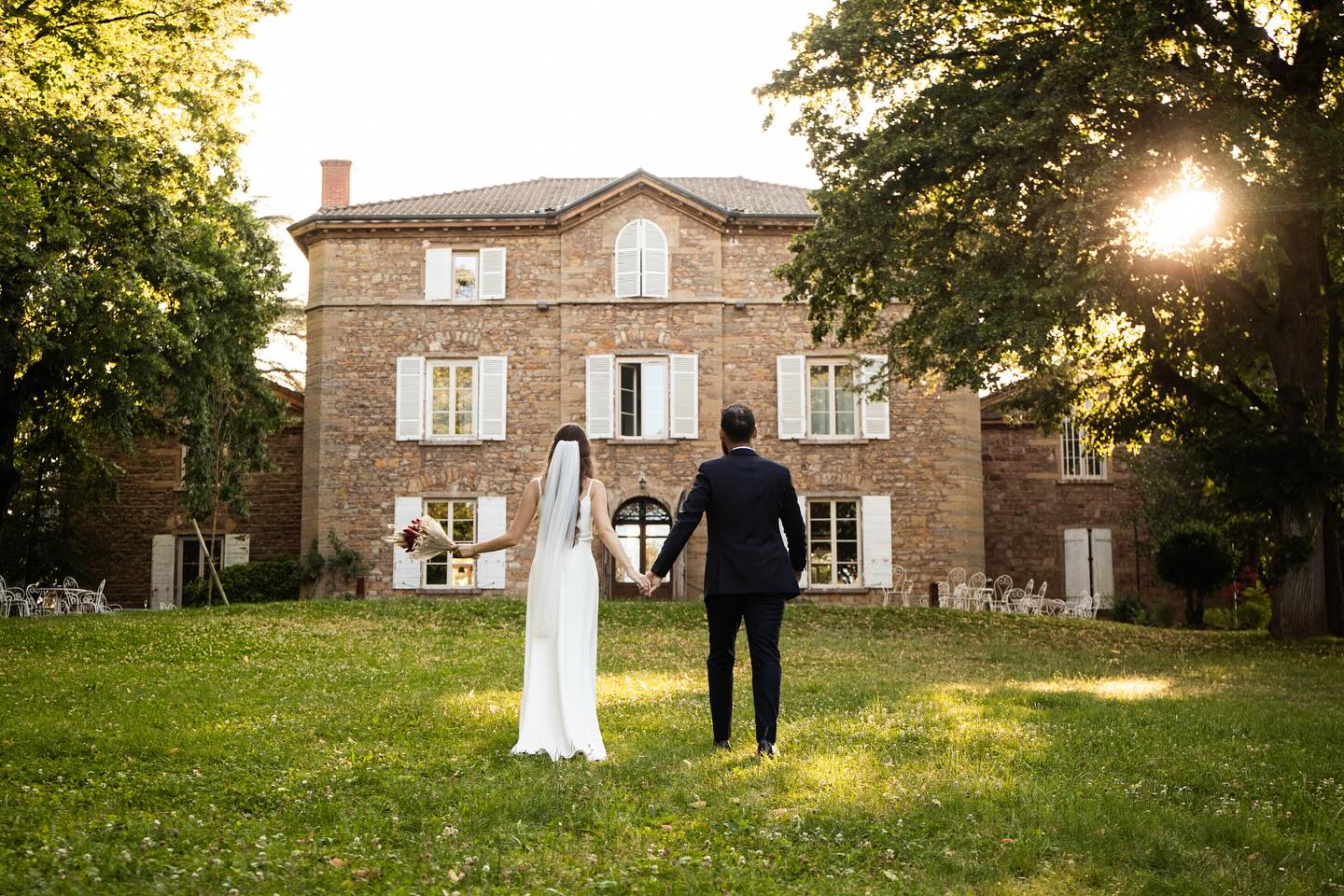 Mariage au @domainedetourieux 📸✨
#photographemariage #photographemariagelyon #photographelyon #mariagelyon #weddinglyon #couplelyon #shootinglyon #lovephotography #photodamour #momentdamour #engagementphotos #shootingcouple #lovestory #couplegoals #naturalweddingphotography #fineartwedding #bohowedding #mariageauvergnerhonealpes #photographeauvergnerhonealpes